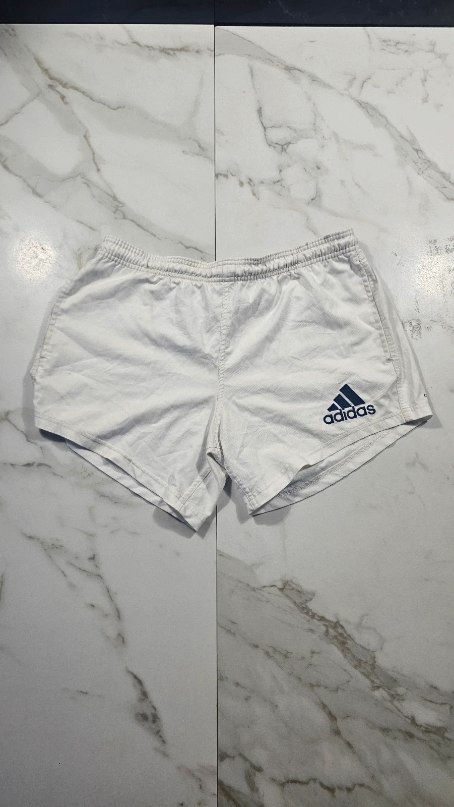 Short Femme Adidas Vintage Blanc Et Noir – adidas – taille M / 38 / 10