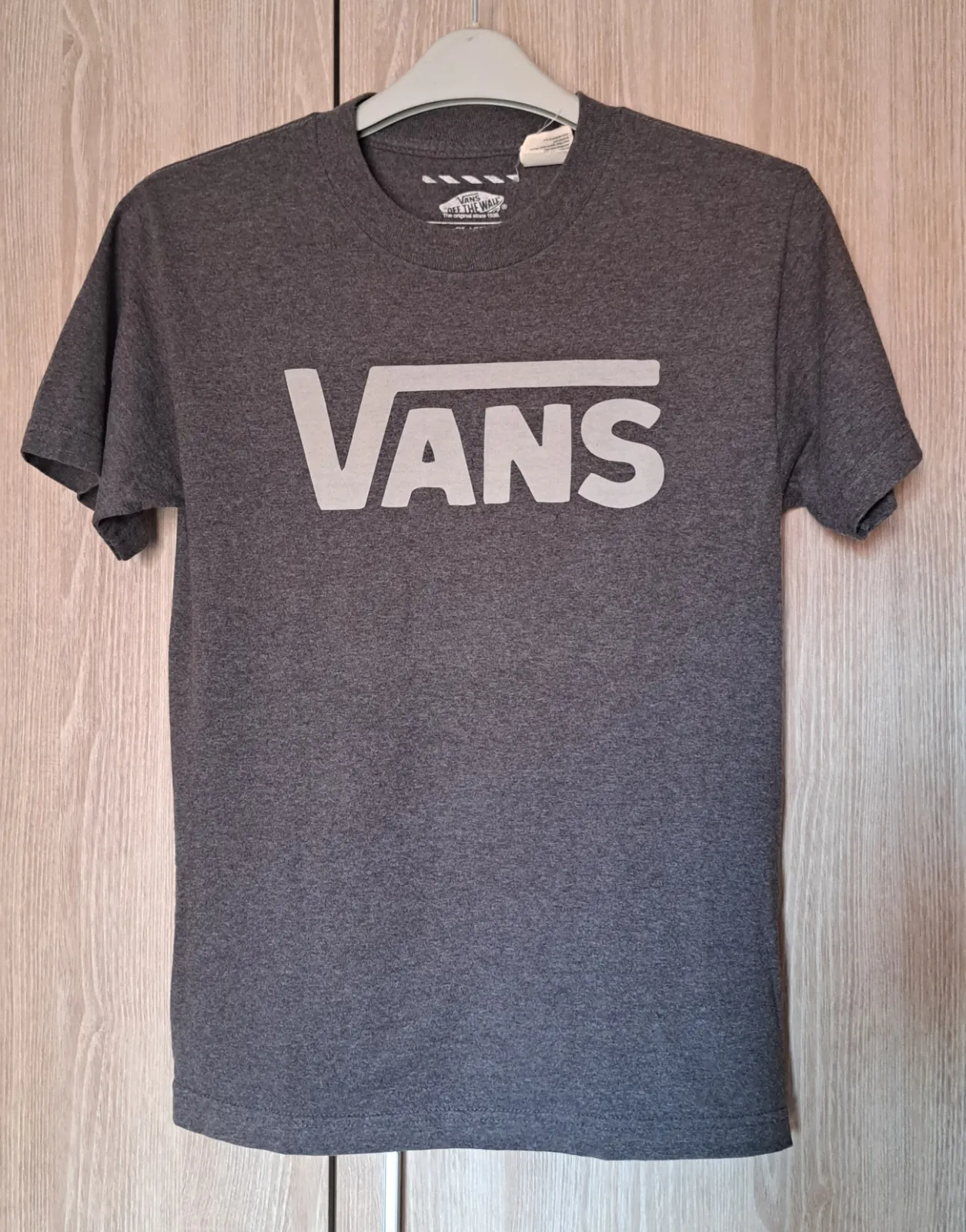 Camiseta Vans gris carbón