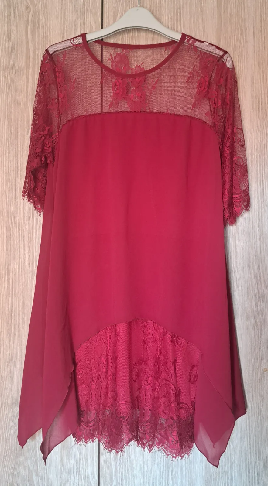 Túnica roja con encaje asimétrica
