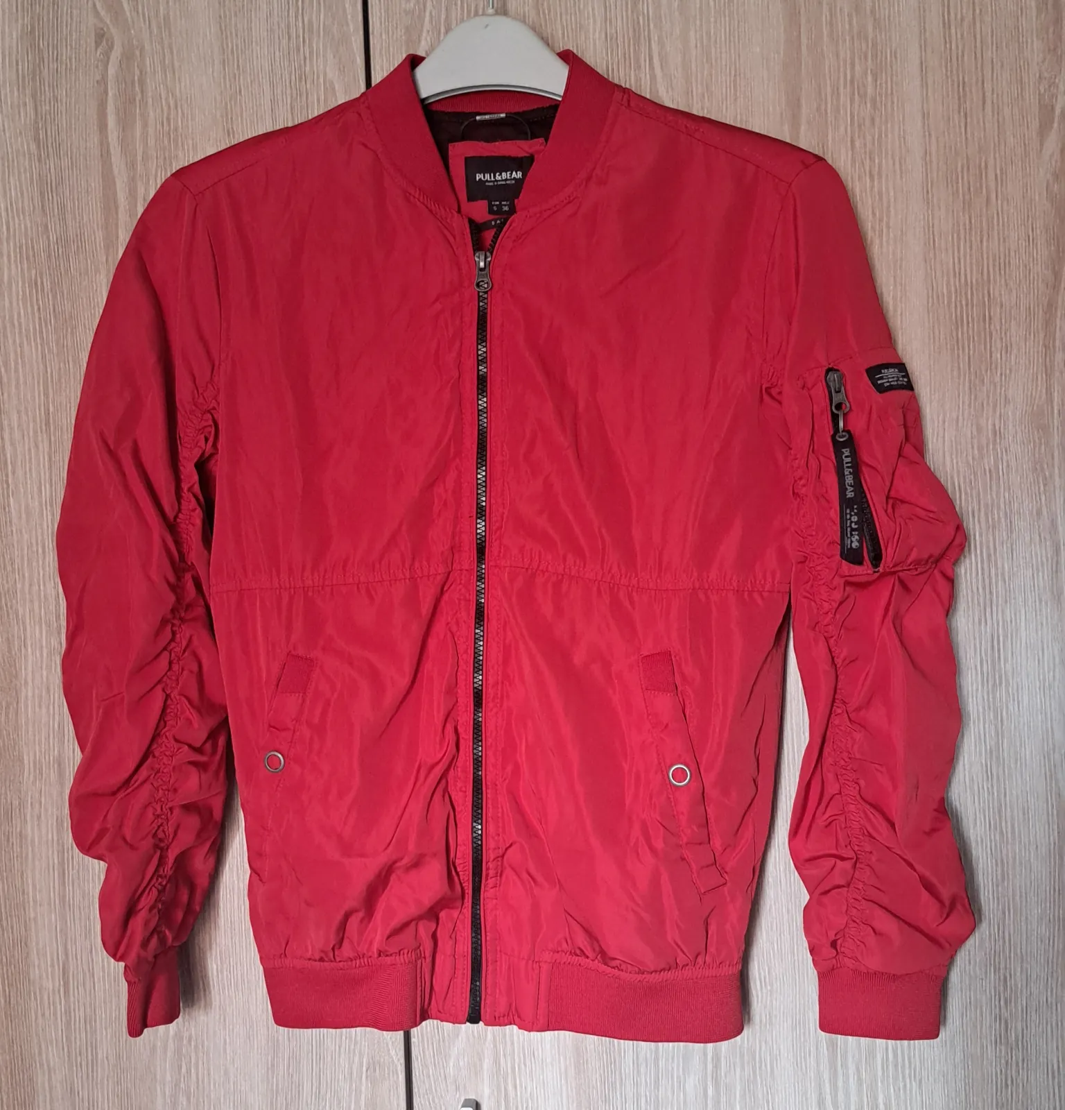 Cazadora Bomber Roja con Bolsillos