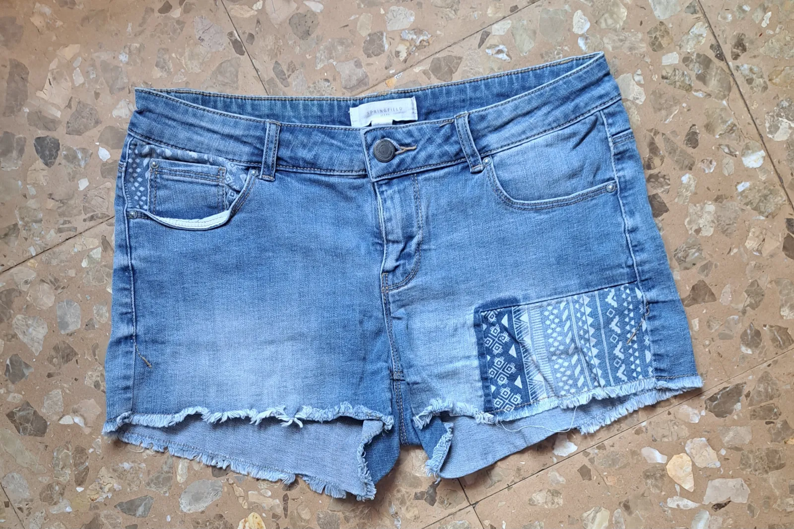 Short de jean azul con detalles bordados