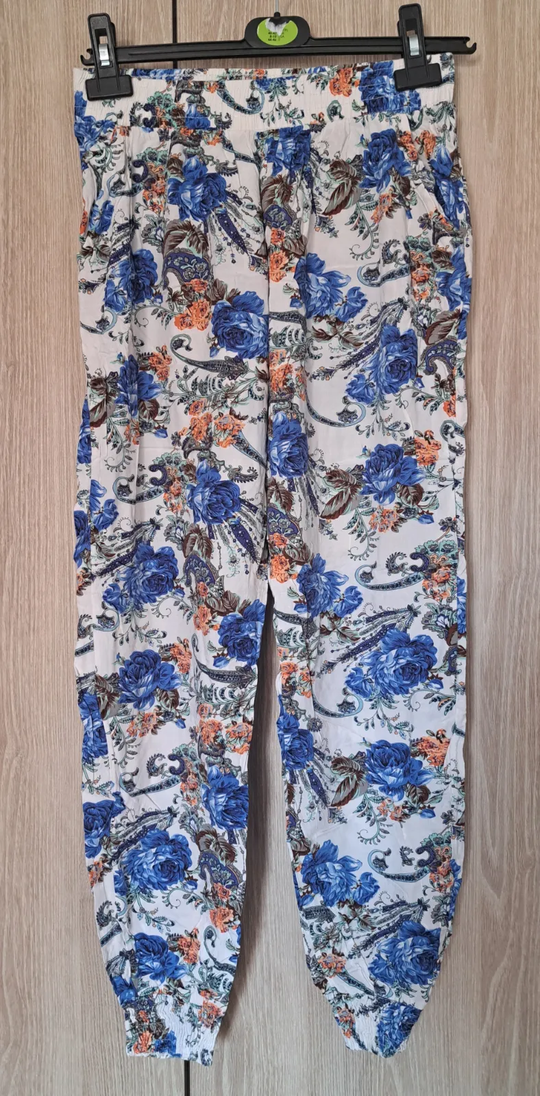 Pantalón COS estampado floral azul y naranja 2