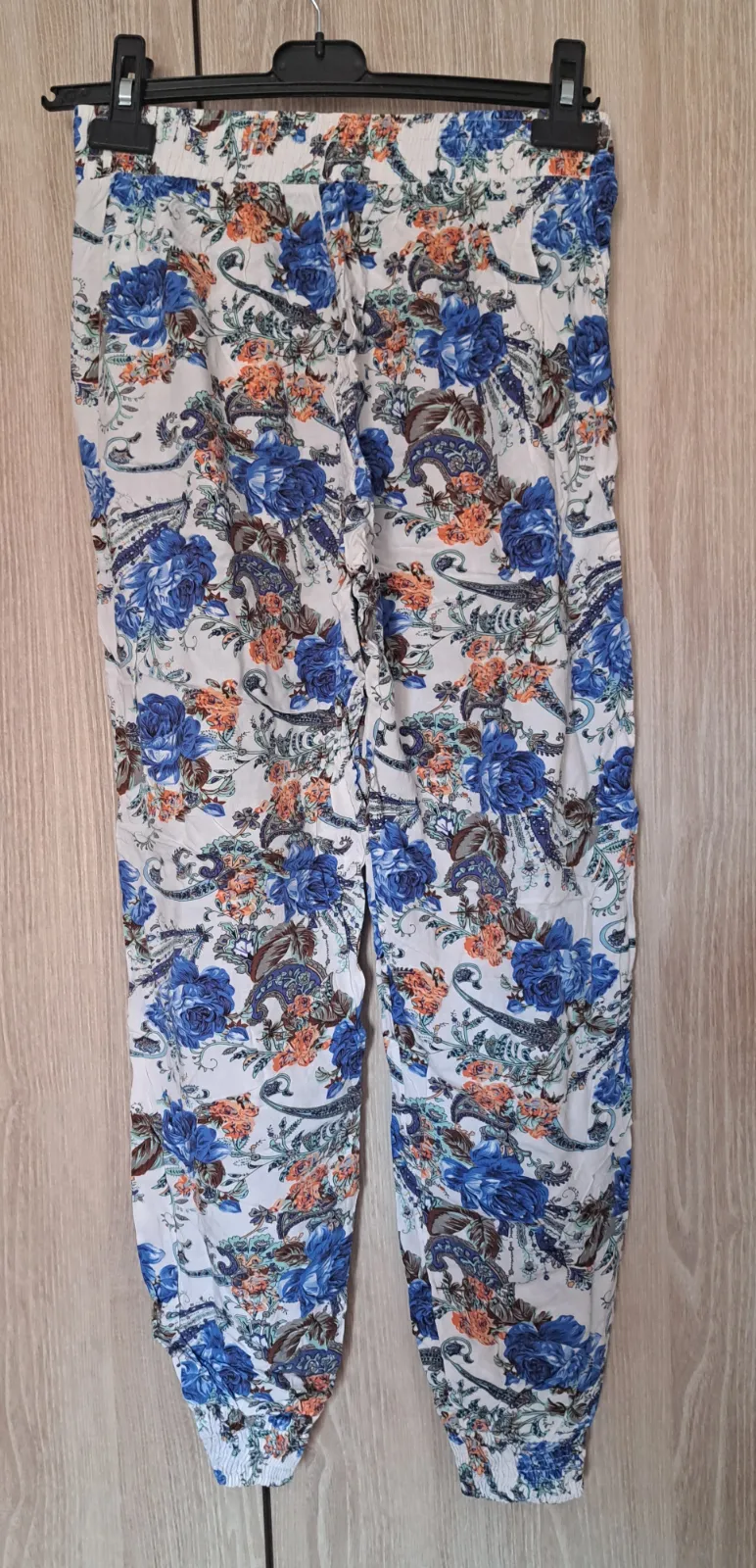Pantalón COS estampado floral azul y naranja 6