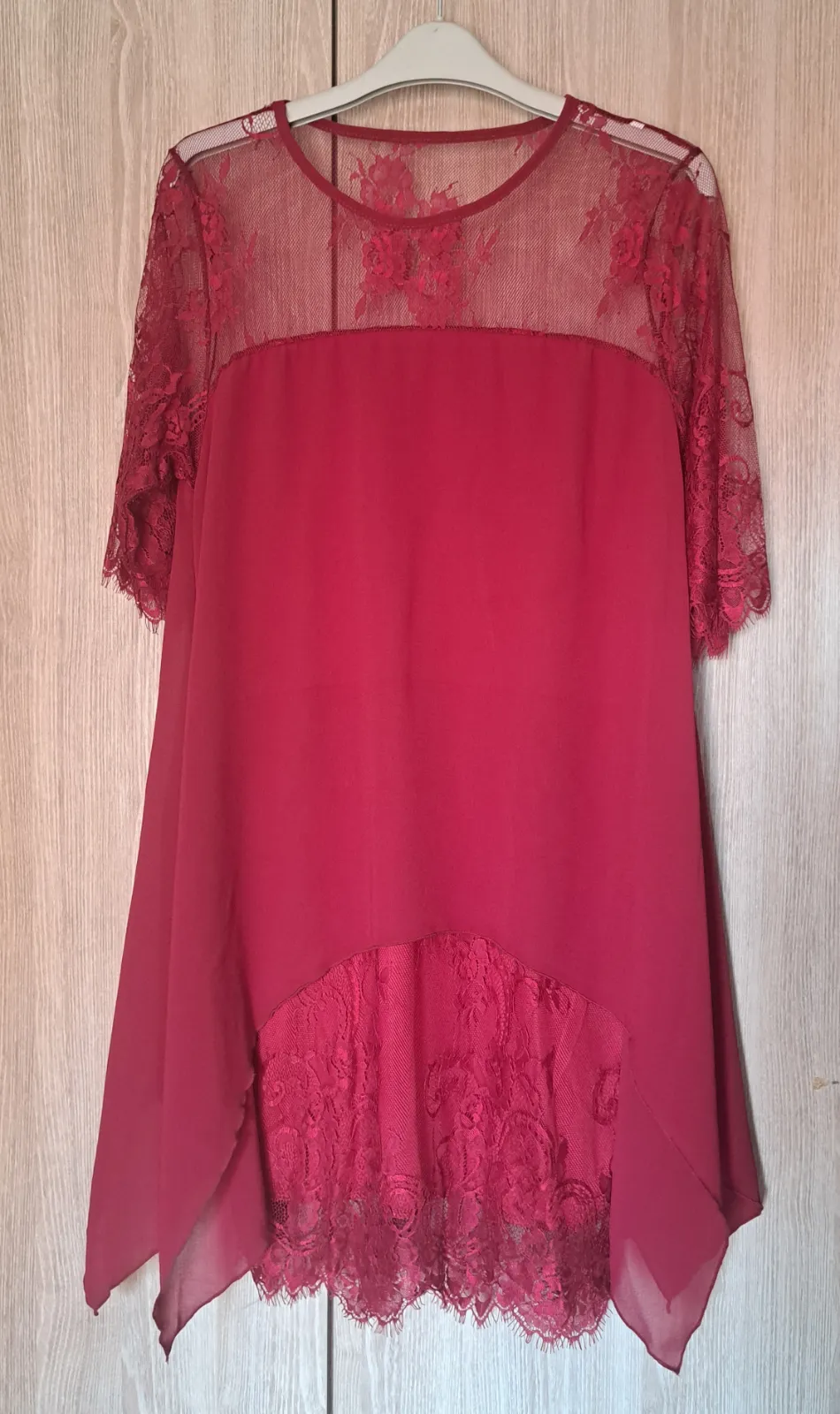 Túnica roja con encaje asimétrica 2