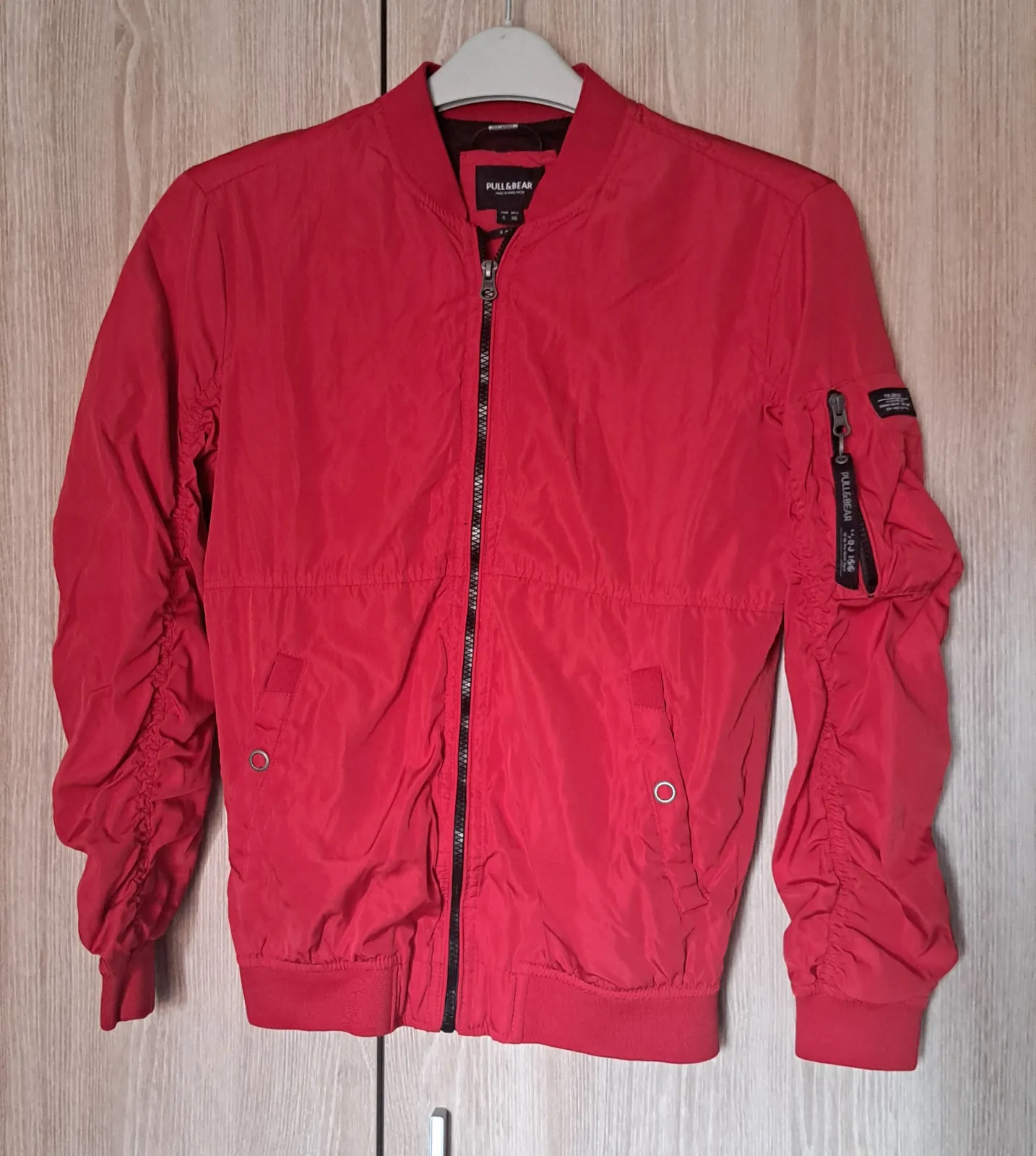 Cazadora Bomber Roja con Bolsillos 2