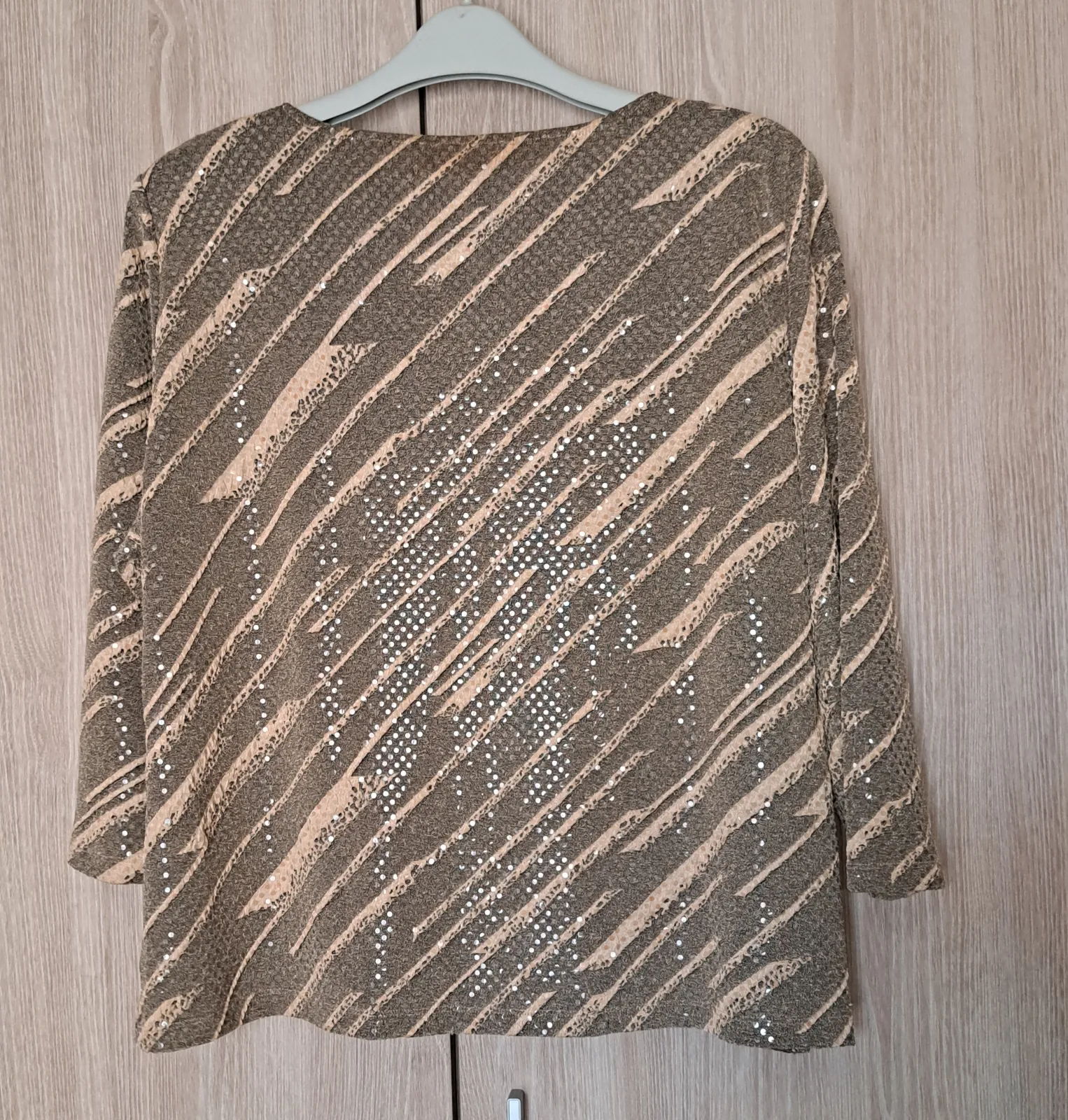 Blusa dorada con lentejuelas y patrón diagonal 6