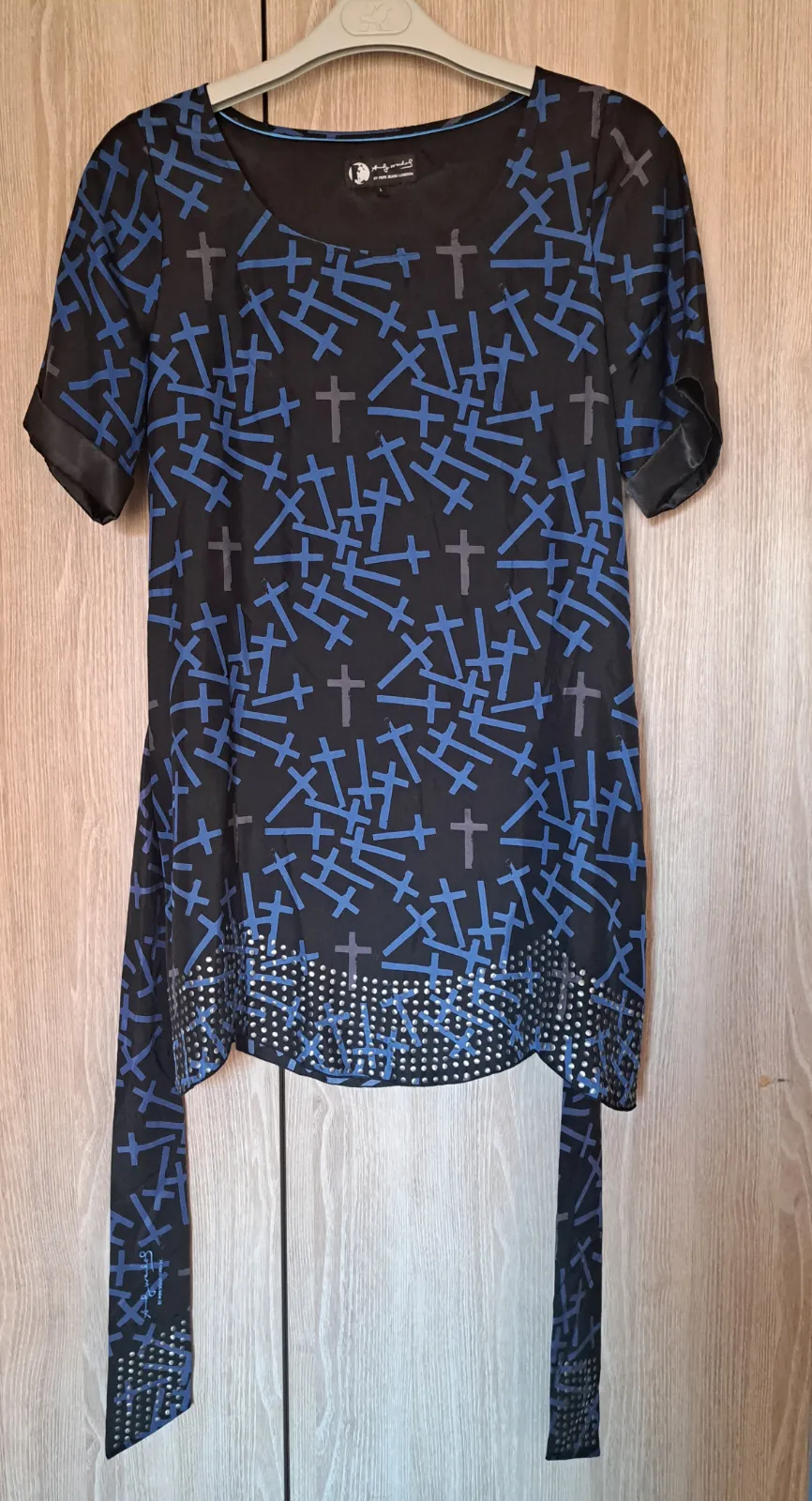 Camiseta negra con estampado azul y encaje 2