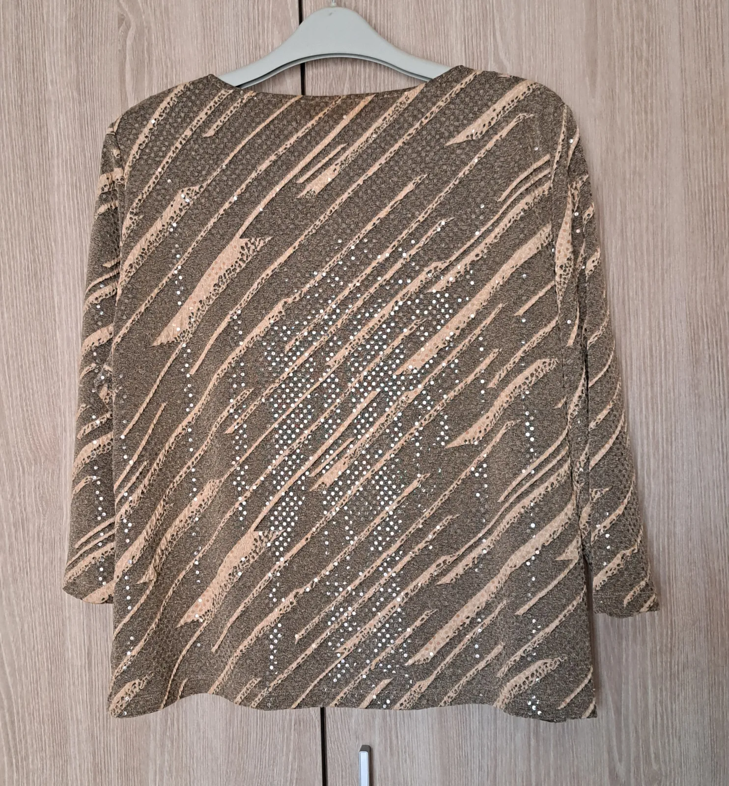Blusa dorada con lentejuelas y patrón diagonal 5