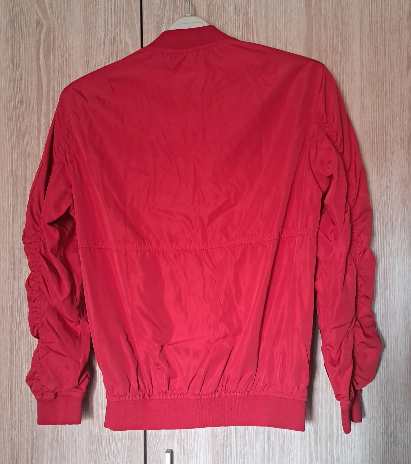 Cazadora Bomber Roja con Bolsillos 7