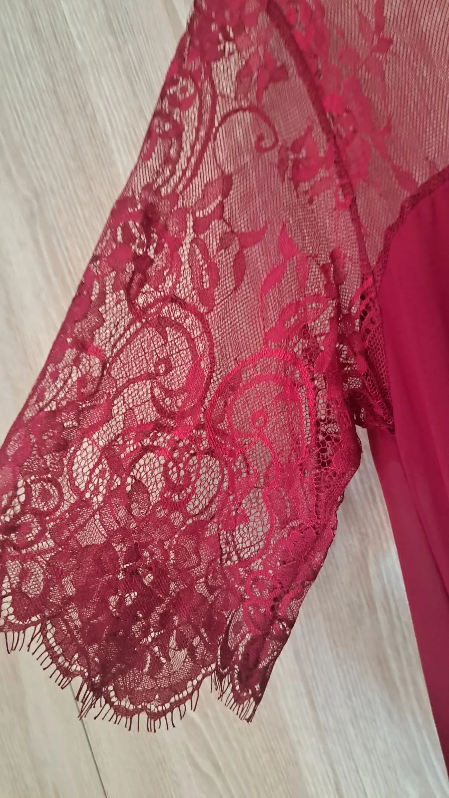 Túnica roja con encaje asimétrica 3