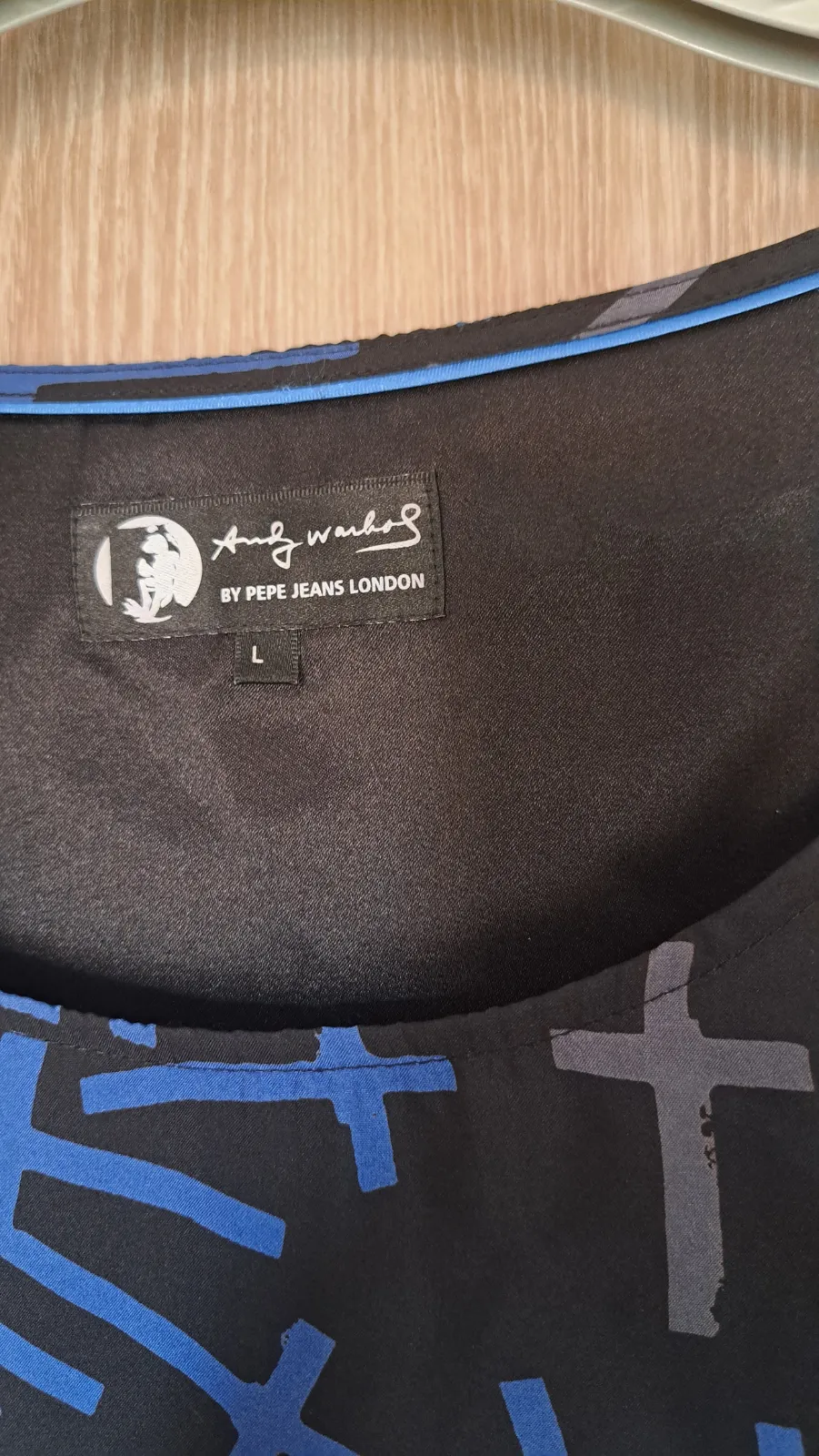Camiseta negra con estampado azul y encaje 5