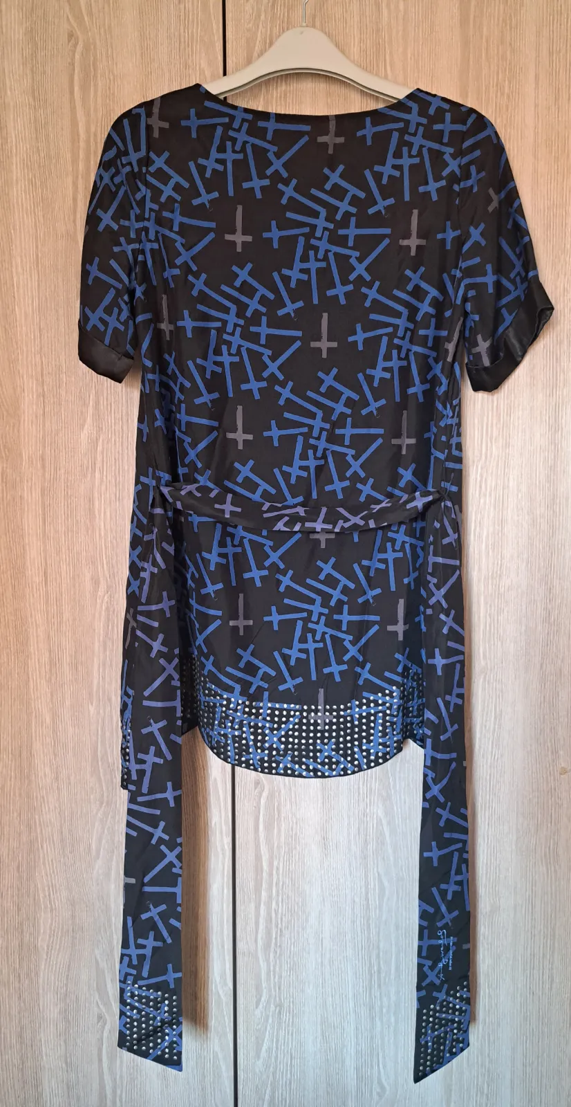 Camiseta negra con estampado azul y encaje 7