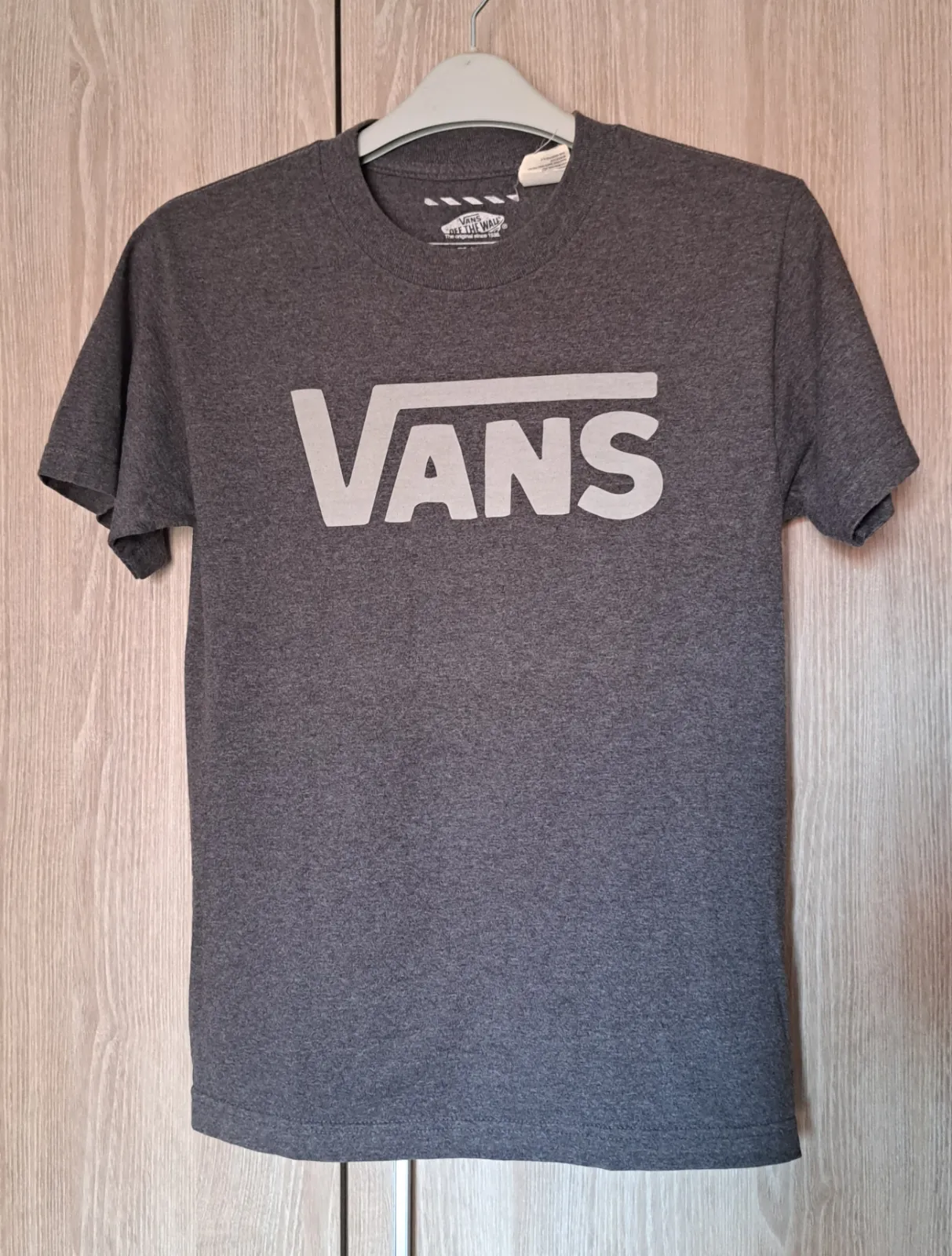 Camiseta Vans gris carbón 2