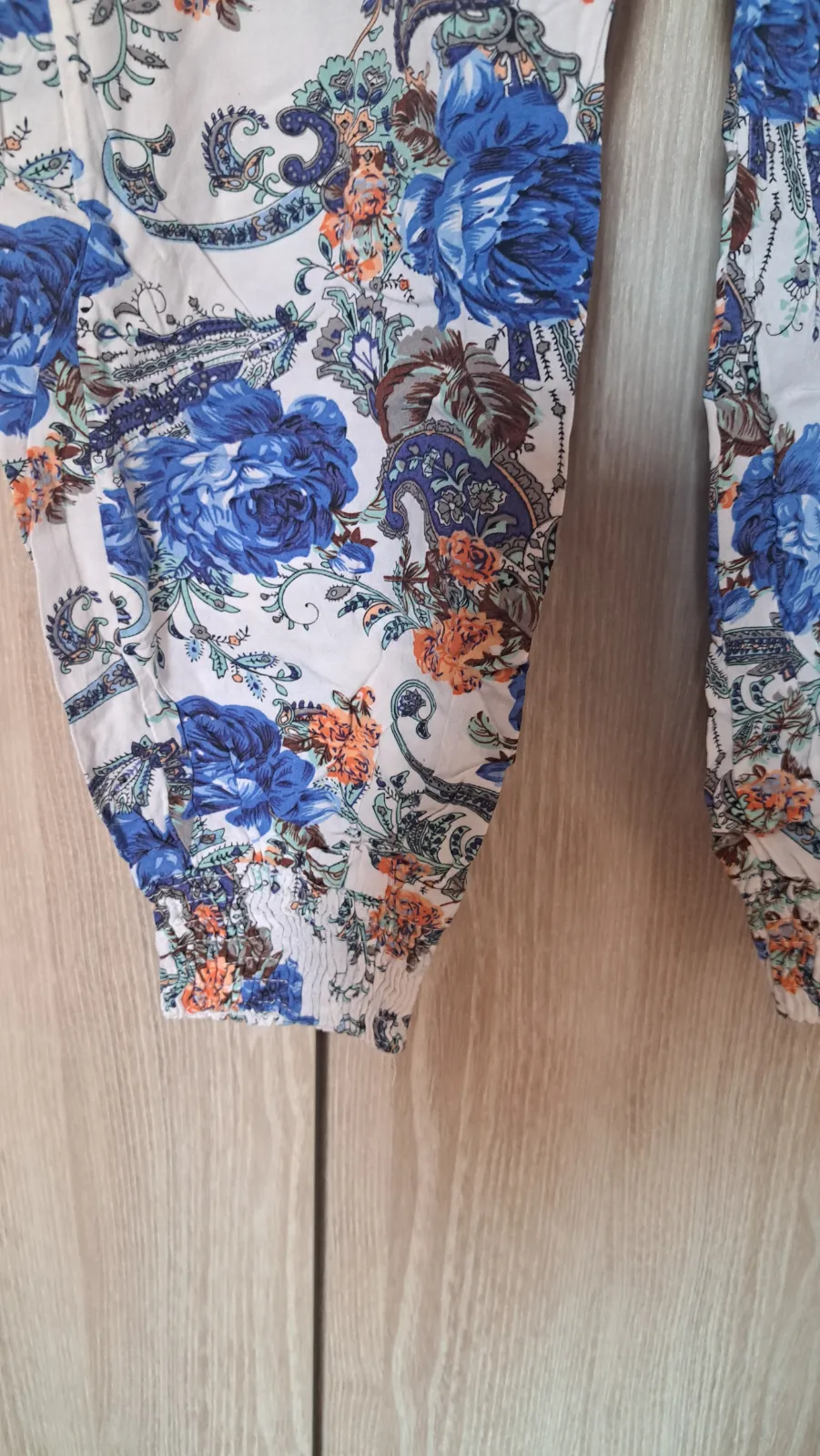 Pantalón COS estampado floral azul y naranja 5