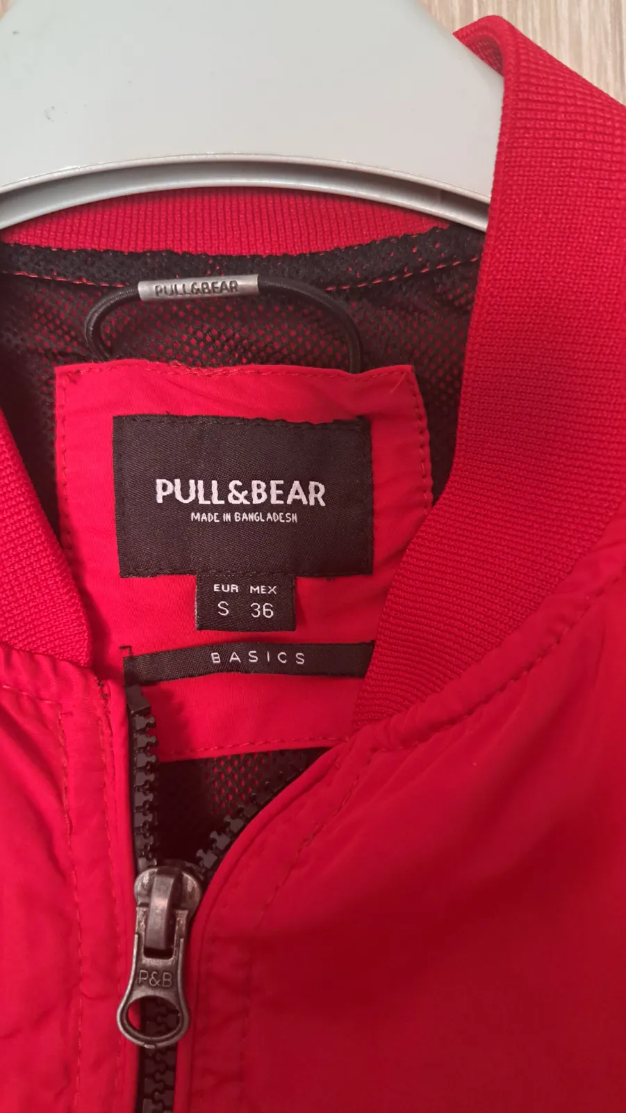Cazadora Bomber Roja con Bolsillos 3