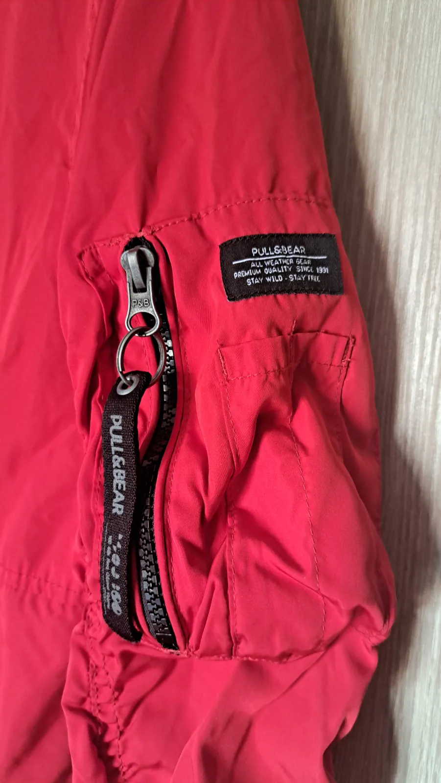 Cazadora Bomber Roja con Bolsillos 4