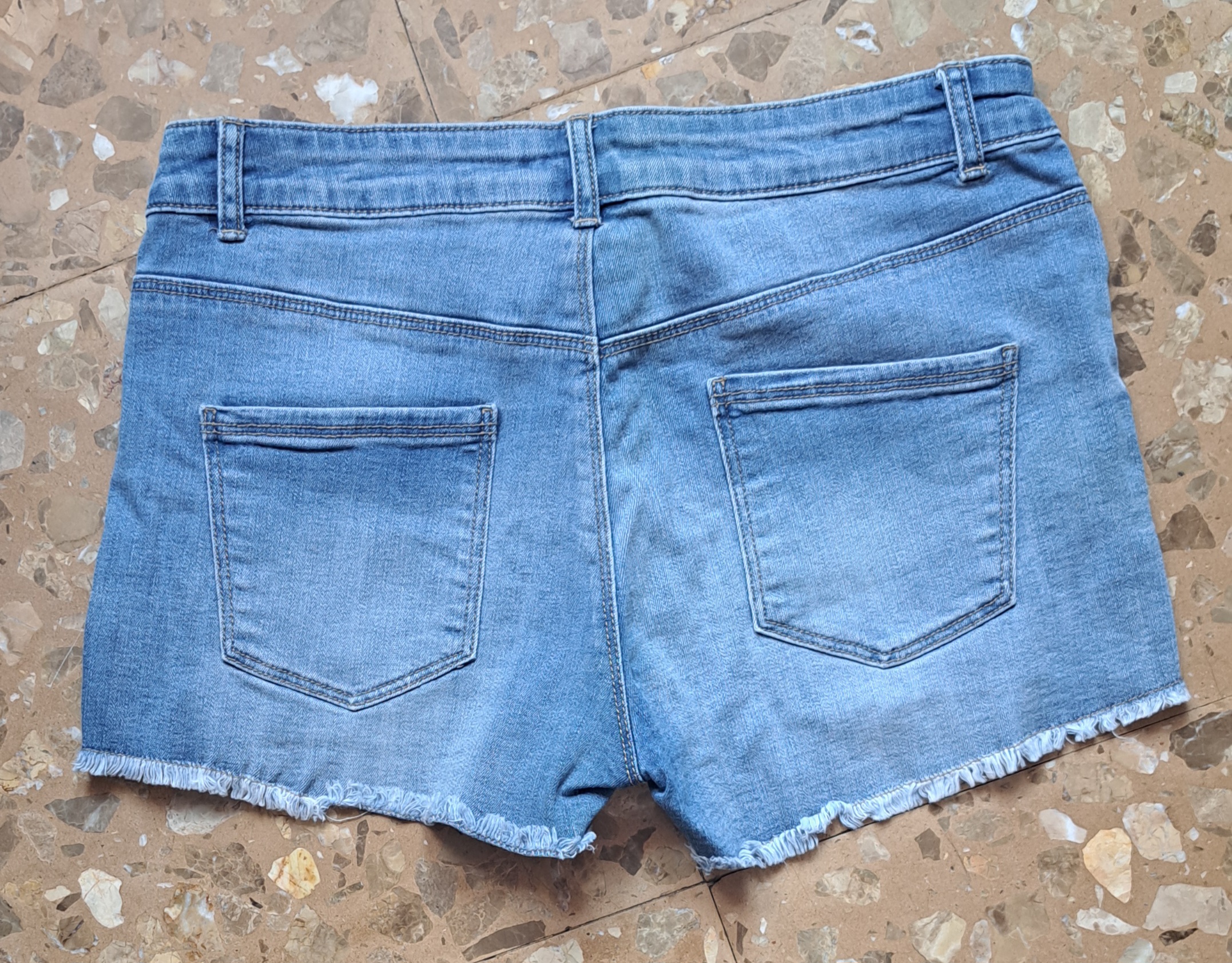 Short de jean azul con detalles bordados 4