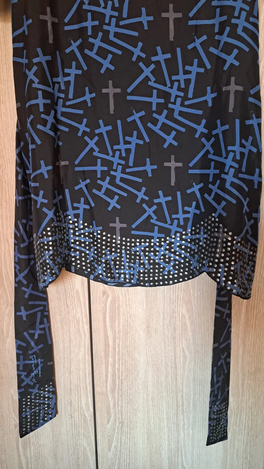 Camiseta negra con estampado azul y encaje 3