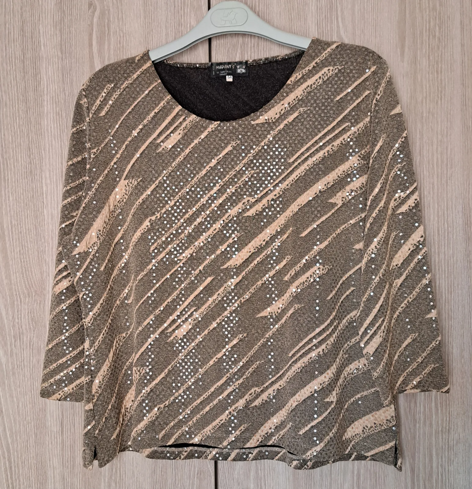 Blusa dorada con lentejuelas y patrón diagonal 2