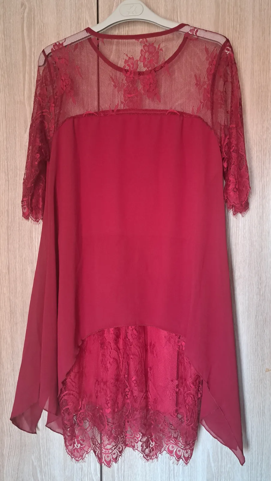Túnica roja con encaje asimétrica 6