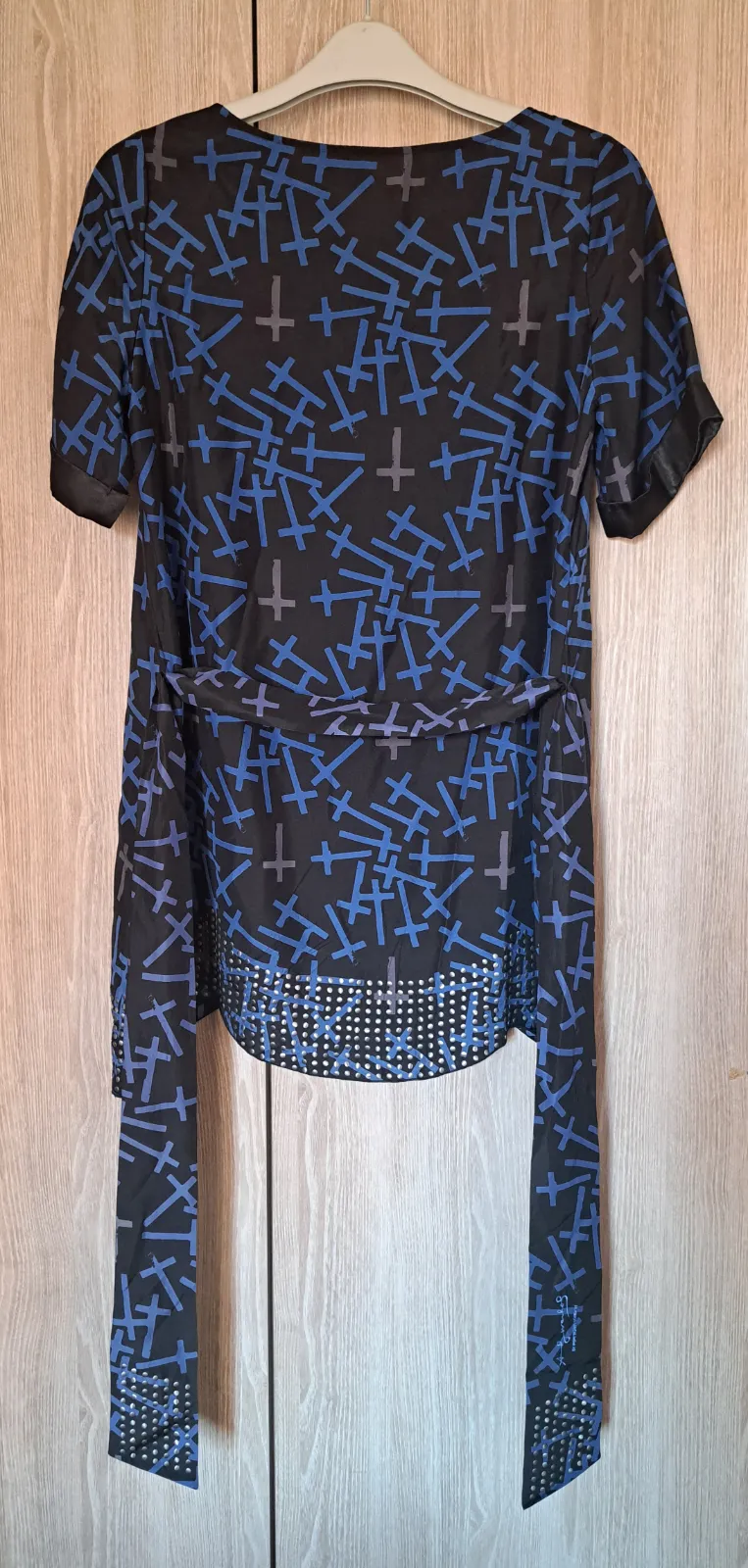 Camiseta negra con estampado azul y encaje 6