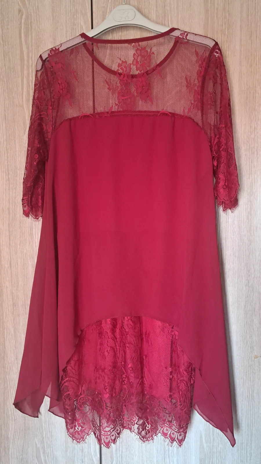 Túnica roja con encaje asimétrica 5