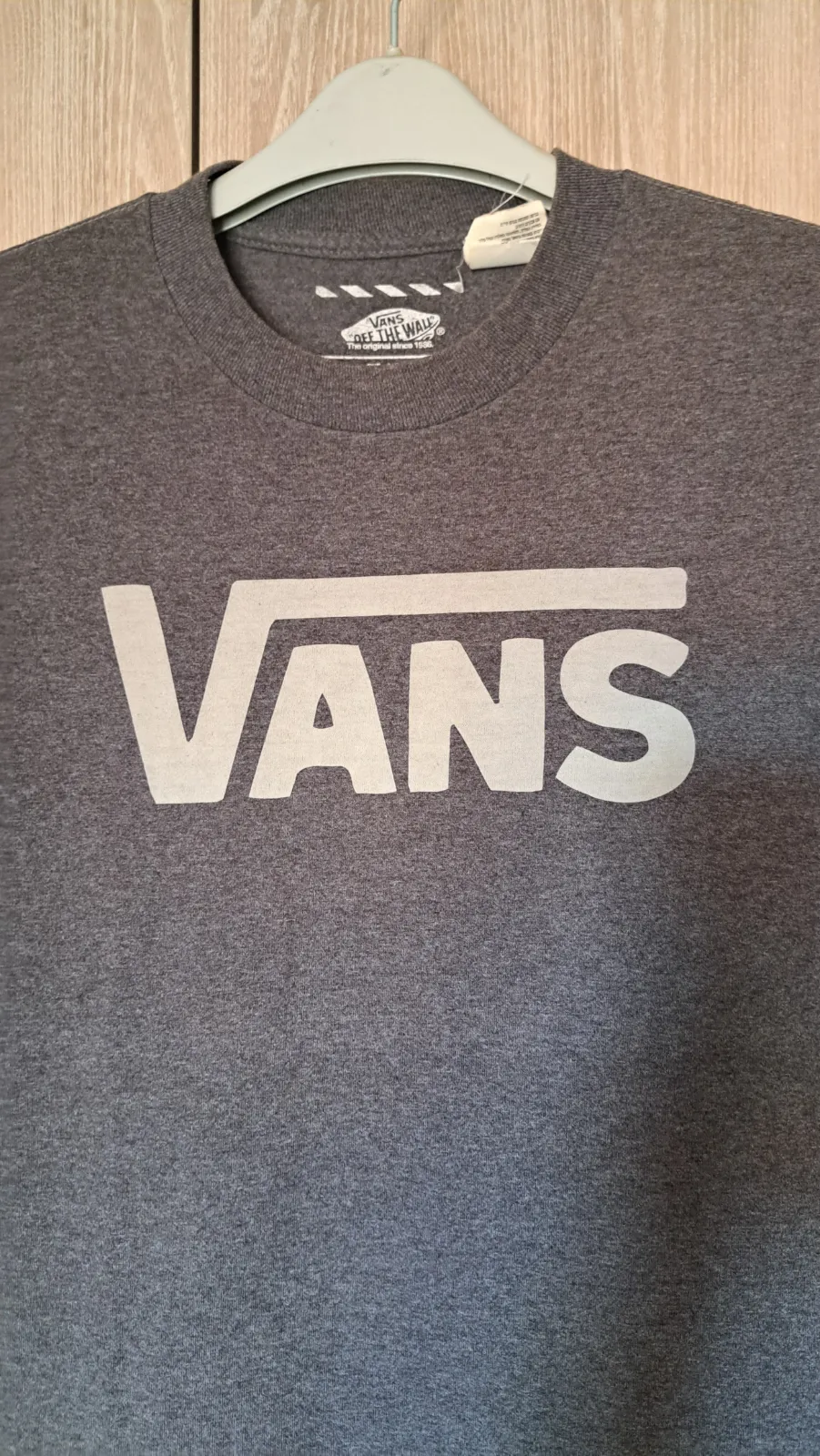 Camiseta Vans gris carbón 4