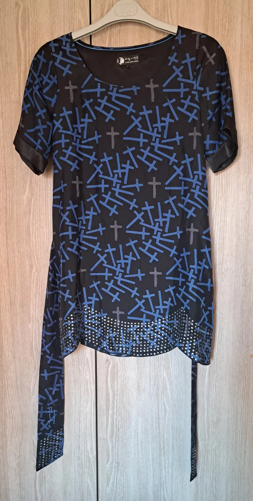 Camiseta negra con estampado azul y encaje