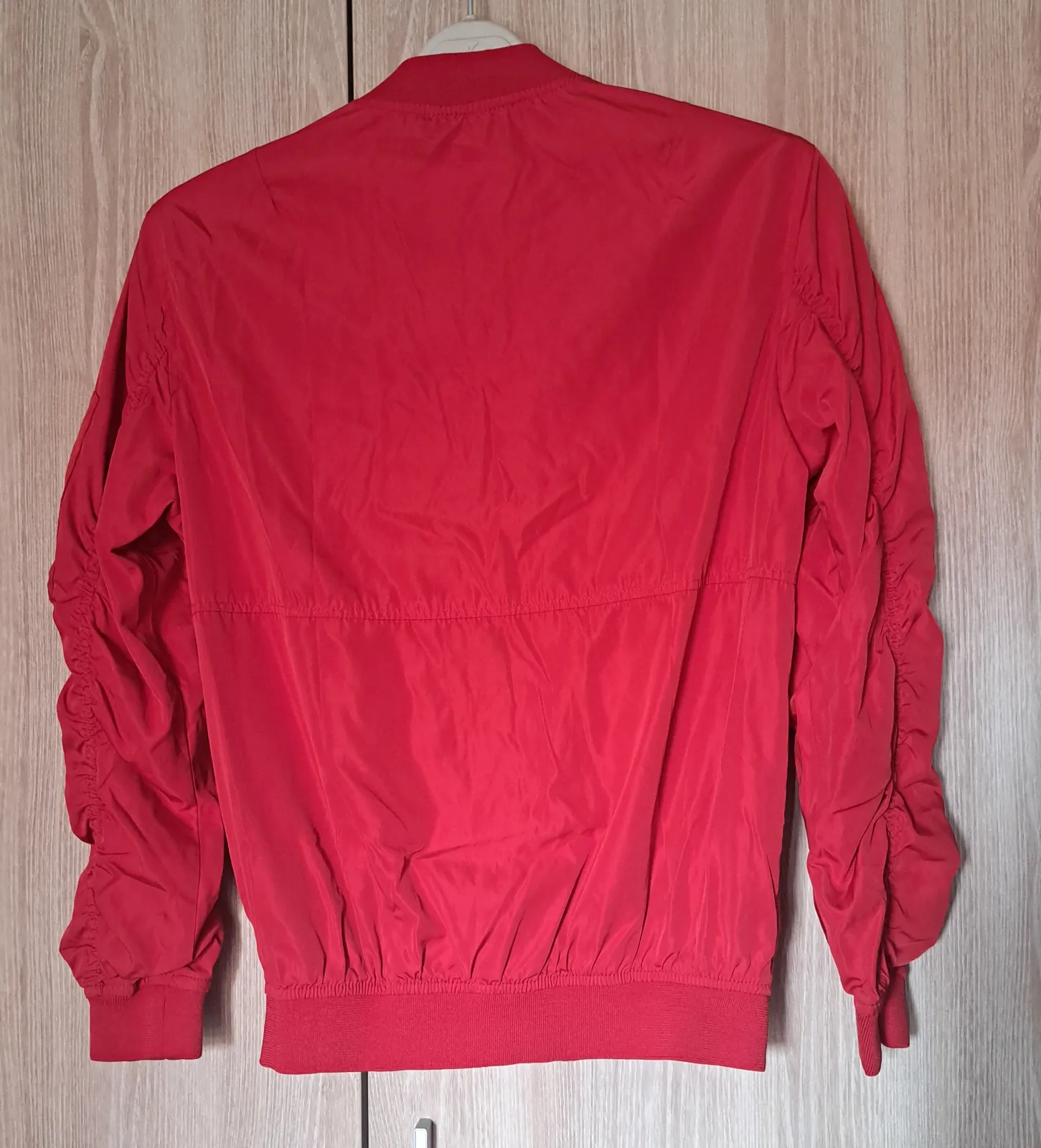 Cazadora Bomber Roja con Bolsillos 8