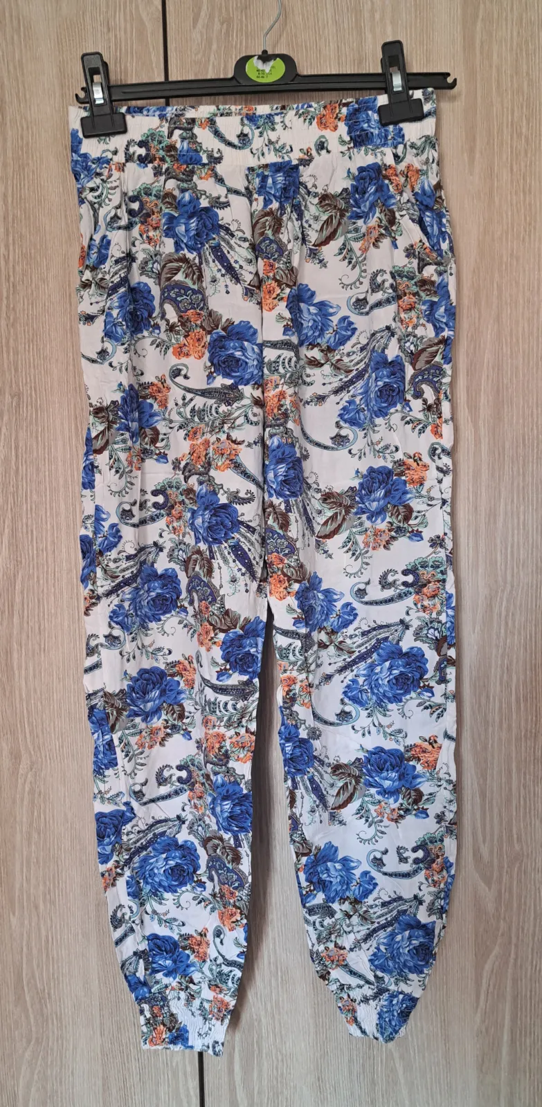 Pantalón COS estampado floral azul y naranja