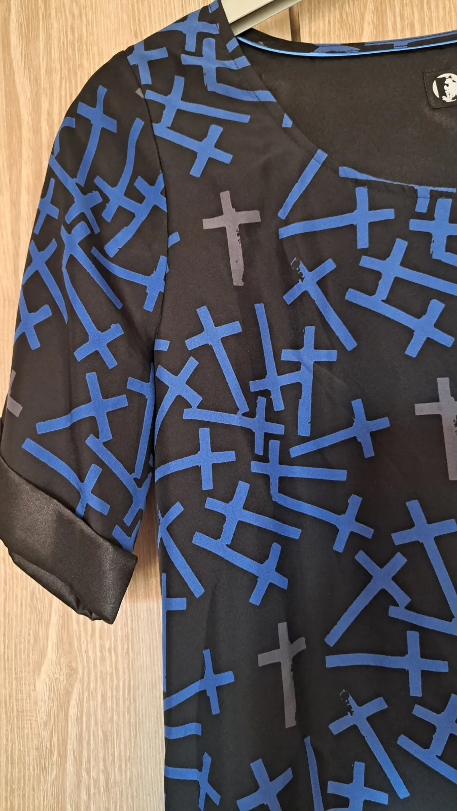 Camiseta negra con estampado azul y encaje 4