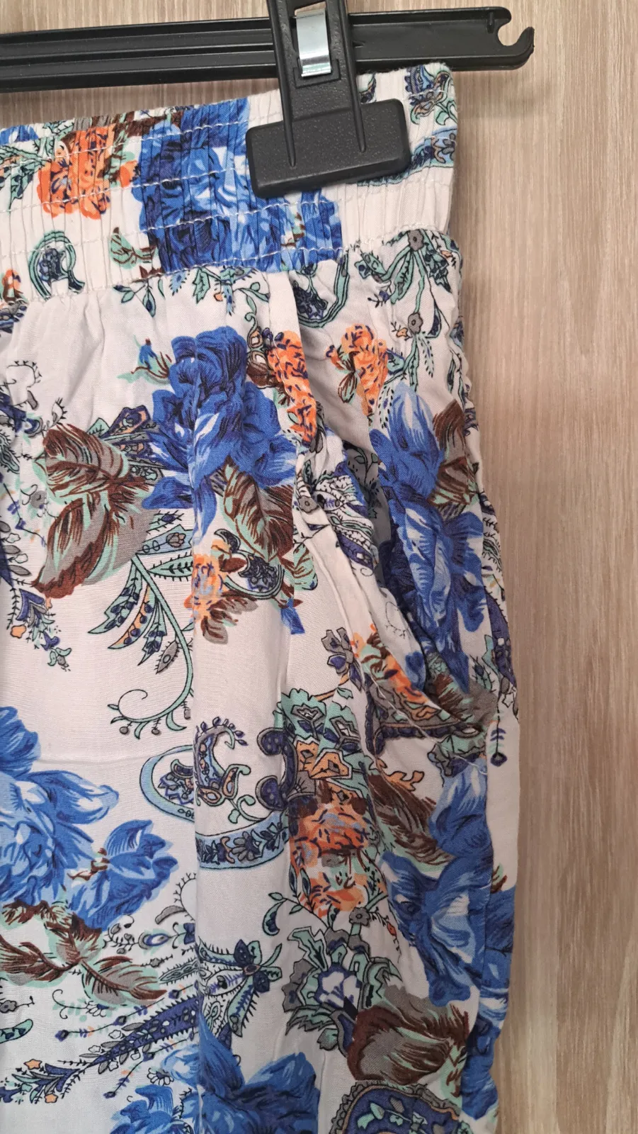 Pantalón COS estampado floral azul y naranja 4