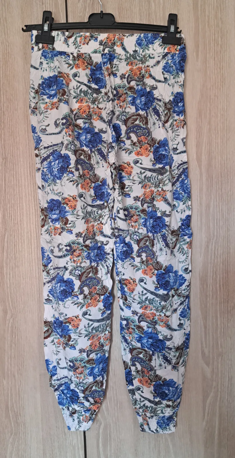Pantalón COS estampado floral azul y naranja 3