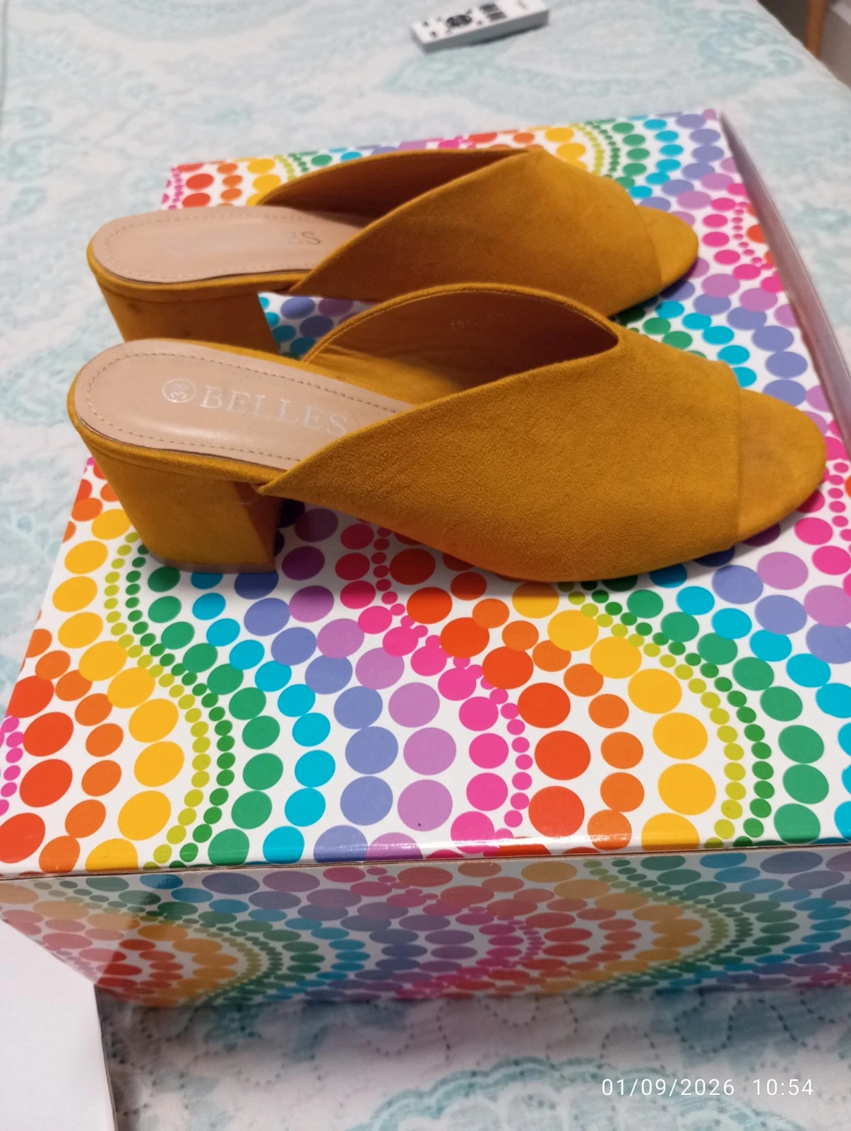 Mules de ante color mostaza (Talla 38) de la marca BELLES 💛