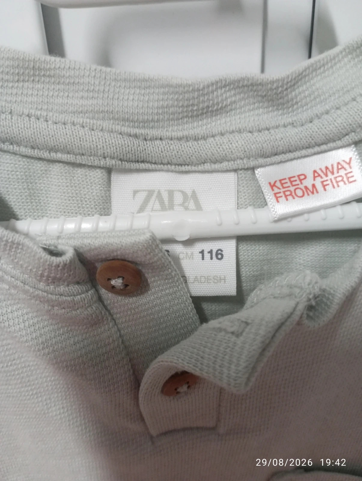 Camiseta de botones Zara niño (talla 116 / 5-6 años) en color gris/verde claro. – Zara – taille 6 ans / 116 cm 2