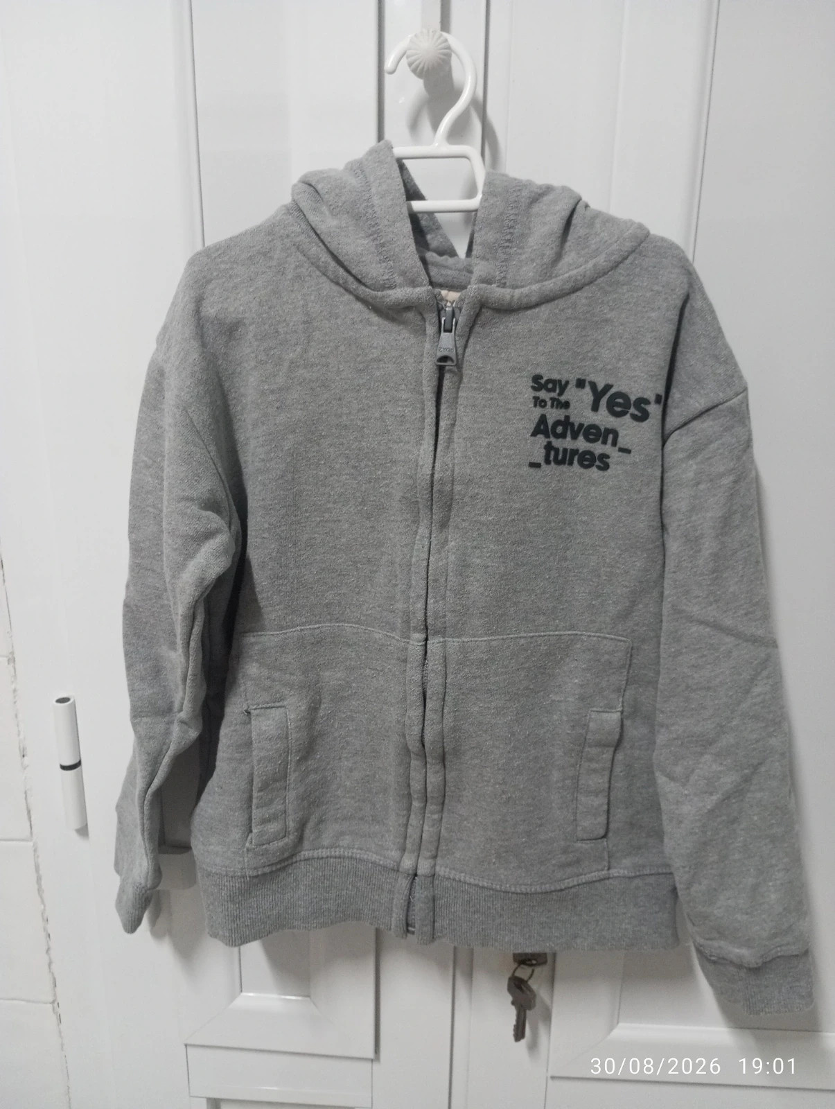 Sudadera gris con capucha y cremallera - ZY Boys (Talla 7-8 años)