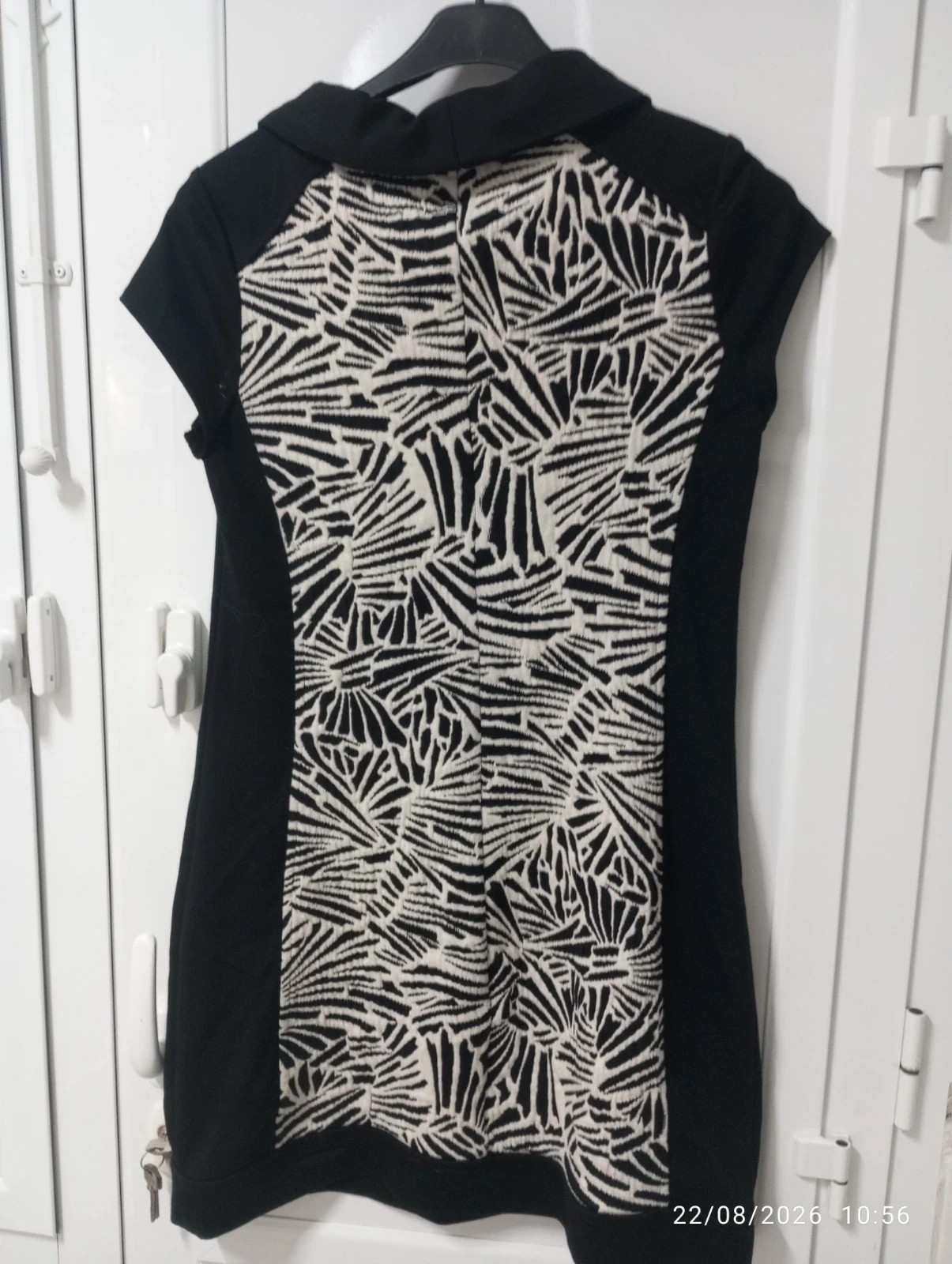Vestido corto negro con panel geométrico (Talla M / L - Ver medidas) – Italy Moda – taille M / 38 / 10 2