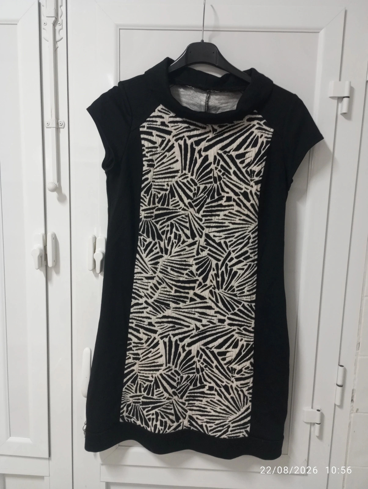 Vestido corto negro con panel geométrico (Talla M / L - Ver medidas) – Italy Moda – taille M / 38 / 10