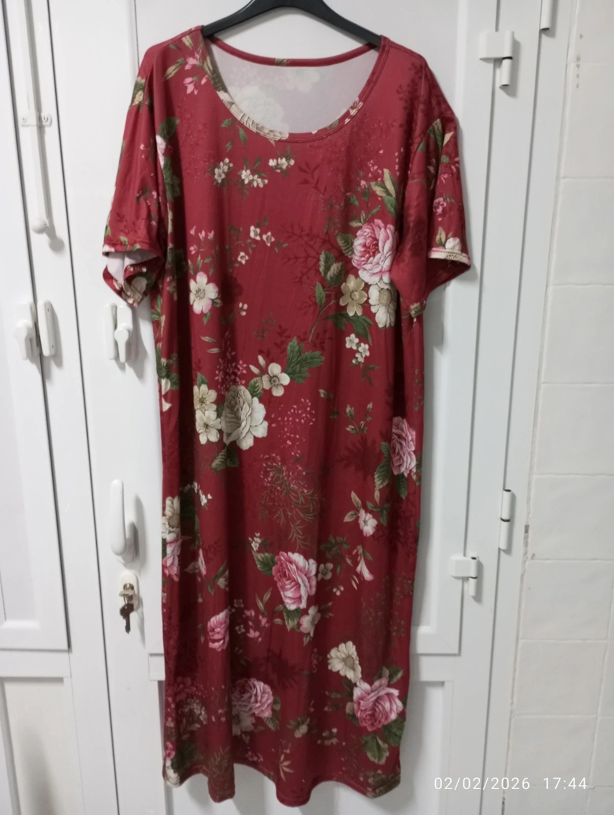 Precioso vestido largo fluido con estampado floral 🌸