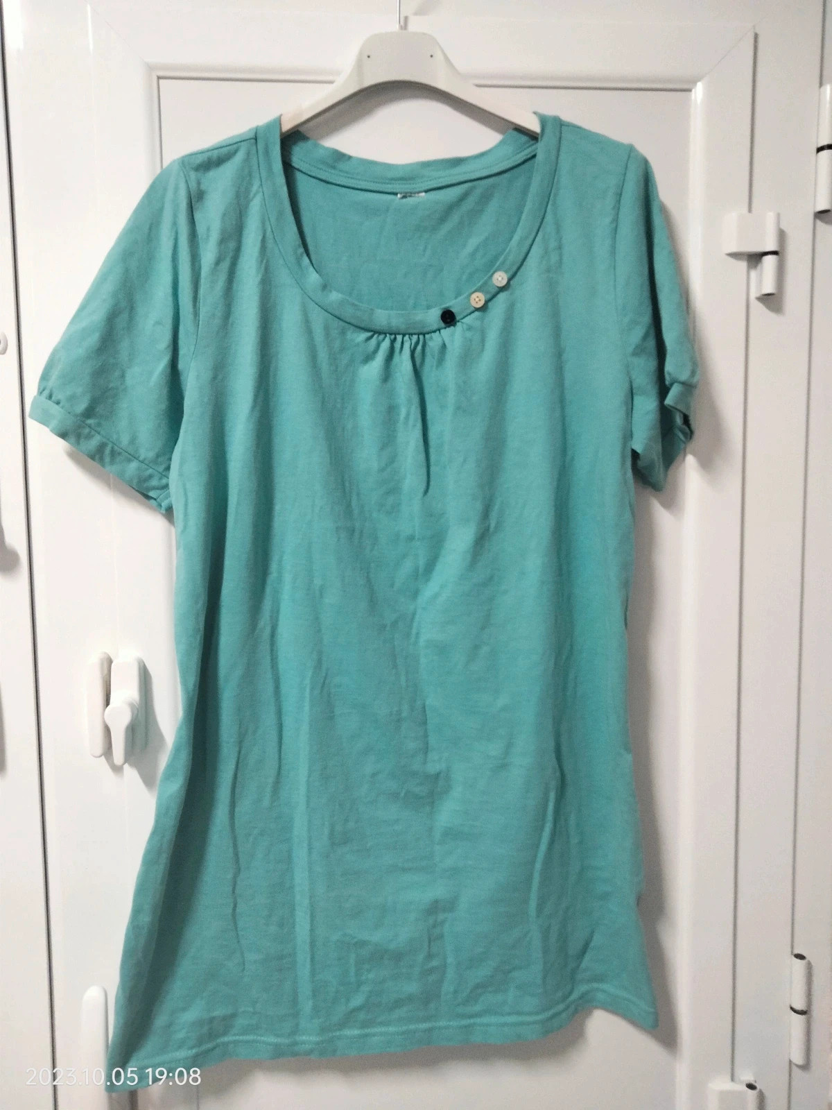 Camiseta de manga corta en color azul. Tejido de algodón muy suave.
