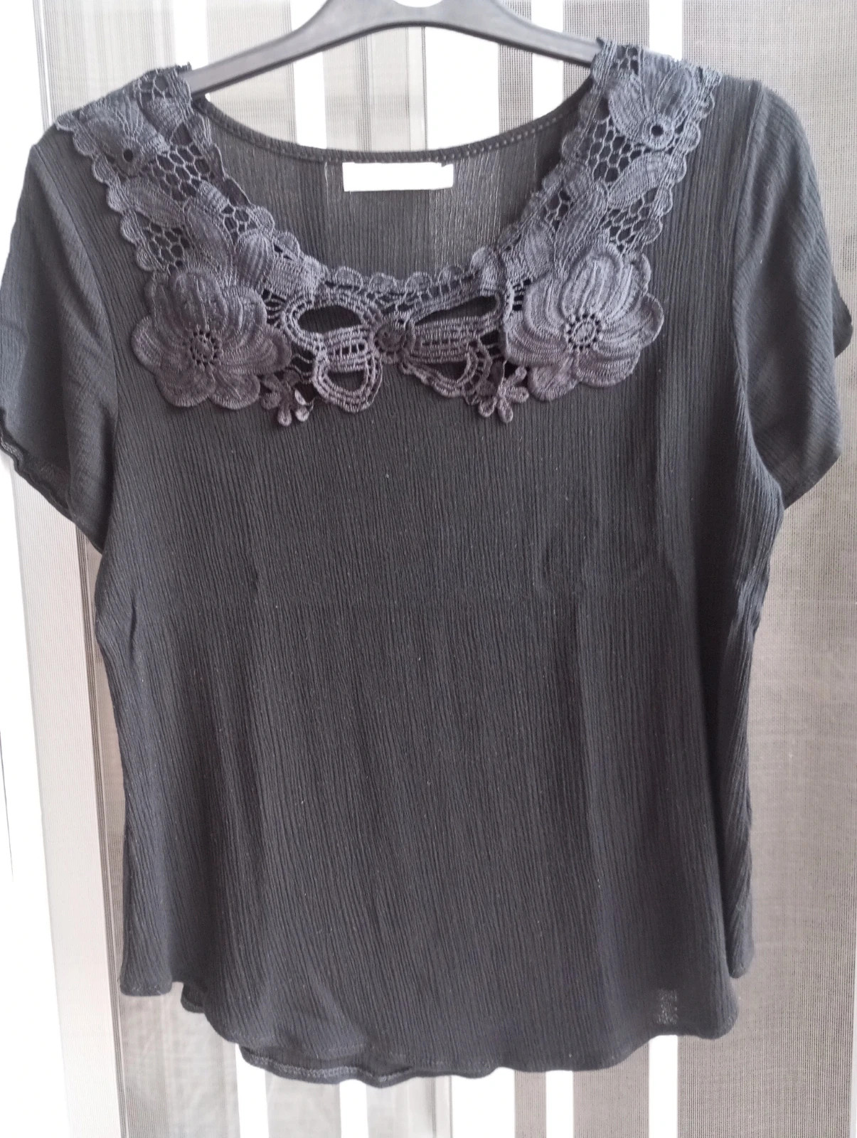 Blusa negra boho con escote de encaje guipur / Talla M-L