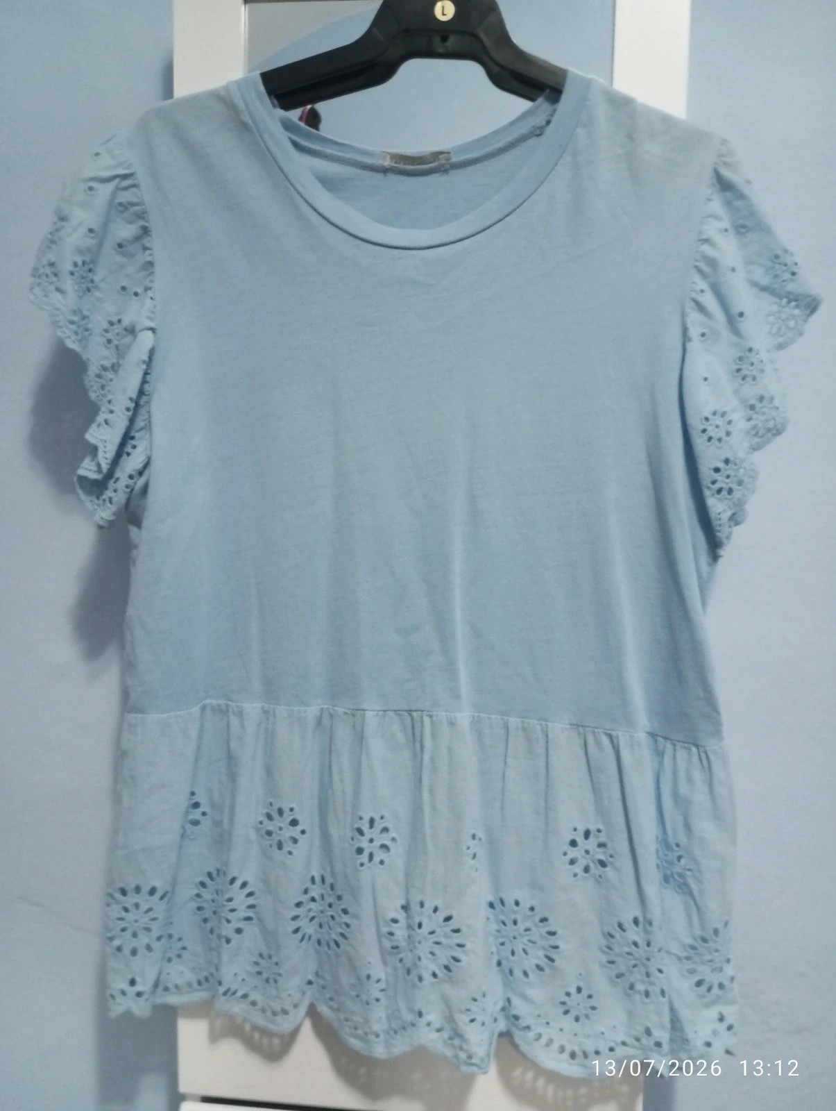 Camiseta azul claro bordado suizo - Italy Moda (Talla L)