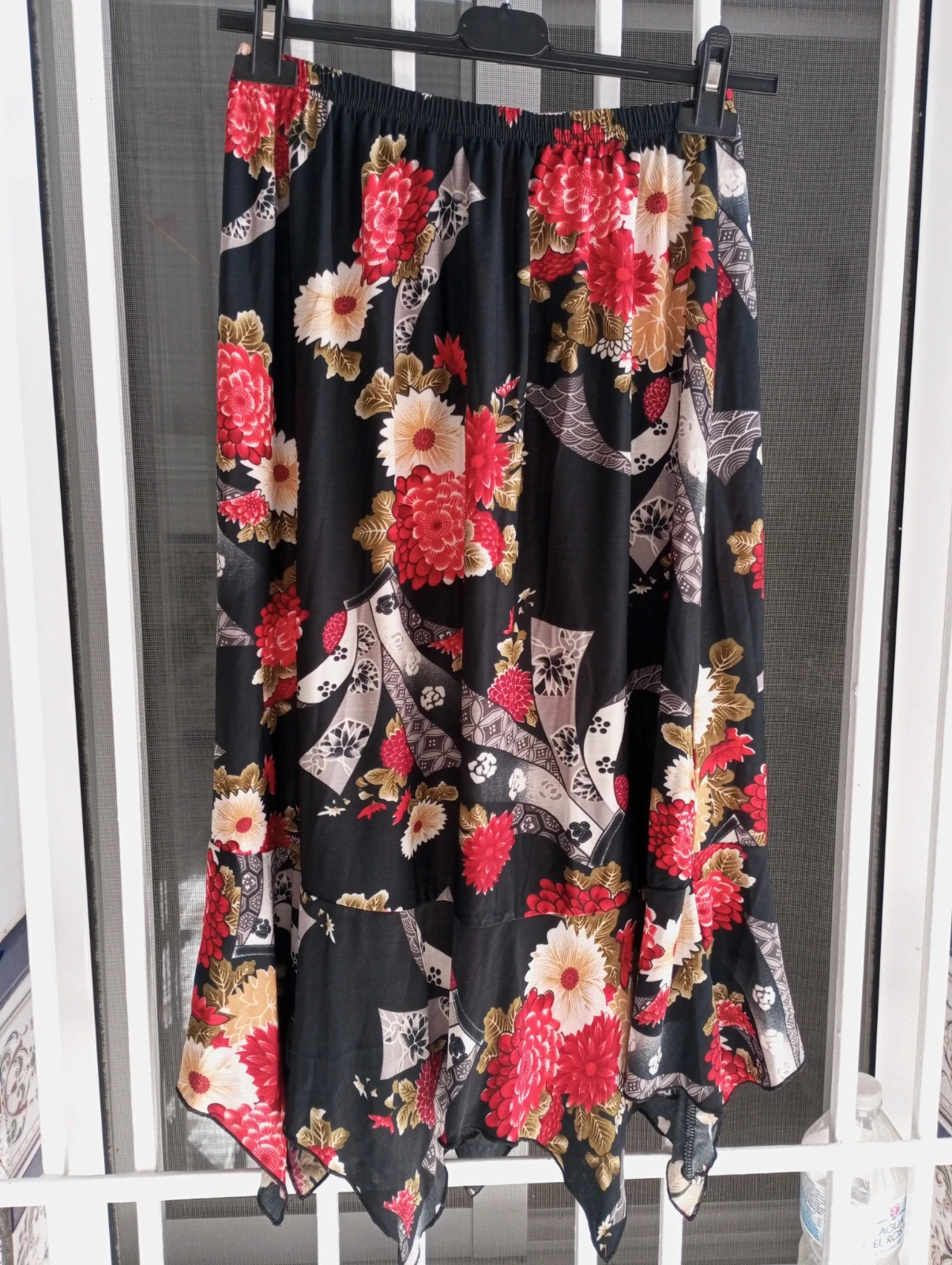 Falda Floral Vintage con Bajo Asimétrico 🌹
