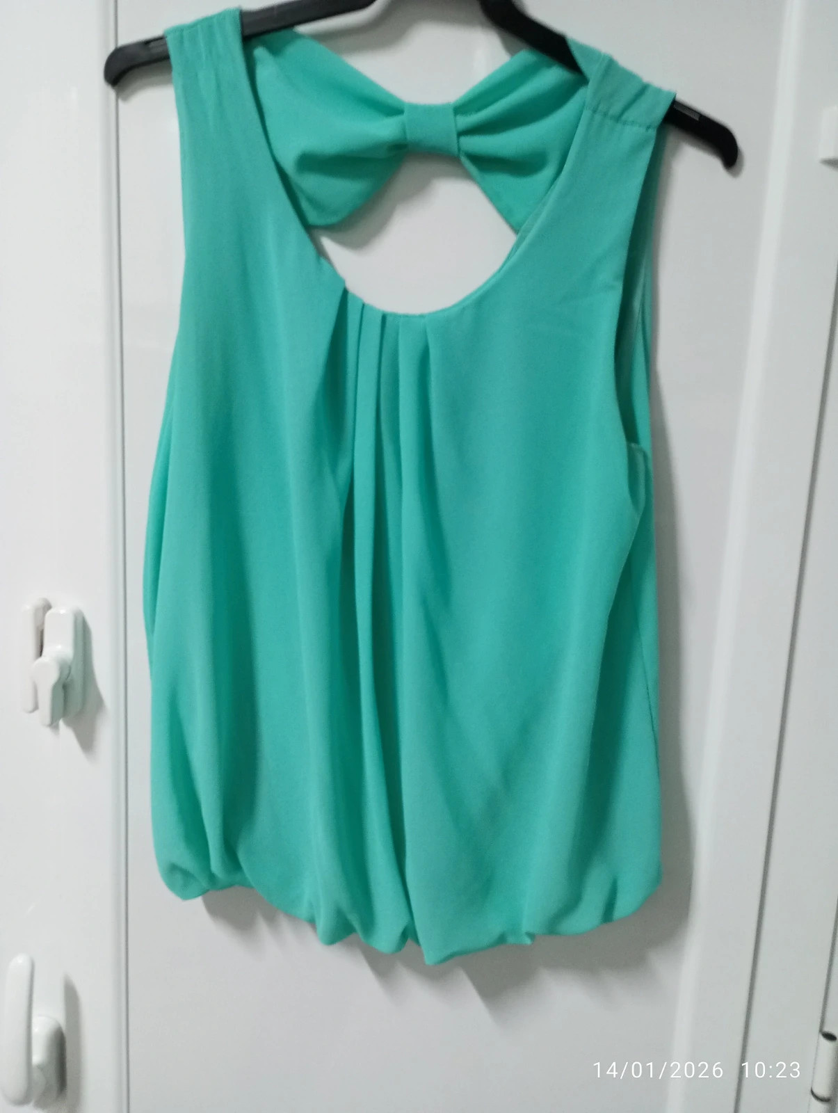 Preciosa blusa sin mangas en color verde menta/aguamarina