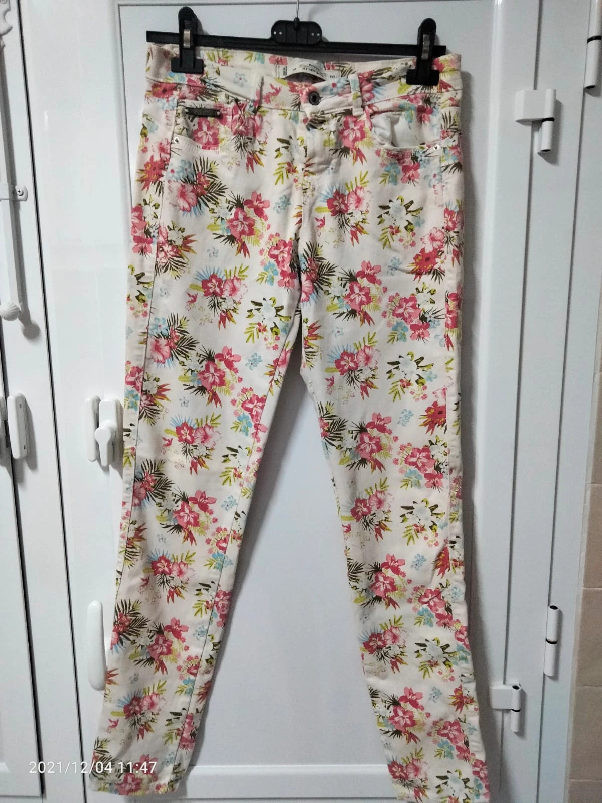 Pantalón Pitillo Floral Bershka - Talla 36 – Bershka – taille S / 36 / 8