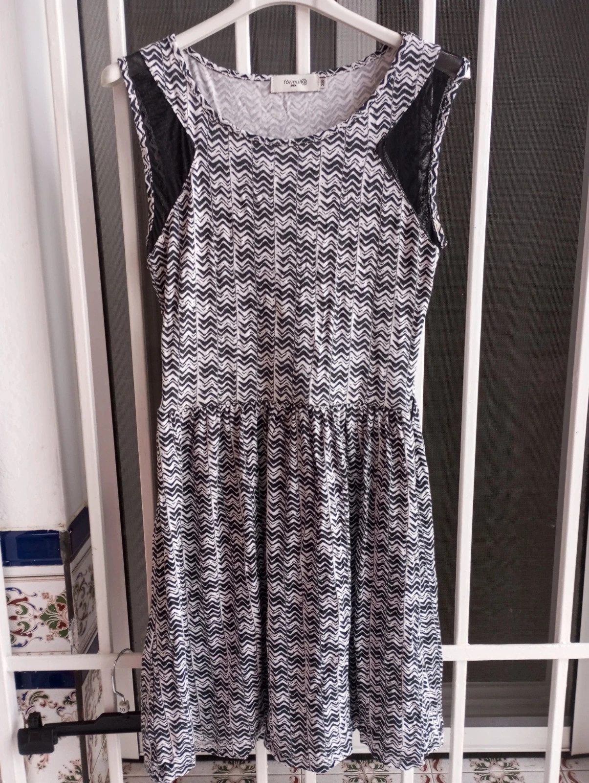 Vestido geométrico blanco y negro - Fórmula Joven (Talla M / 38) – Fórmula Joven – taille M / 38 / 10