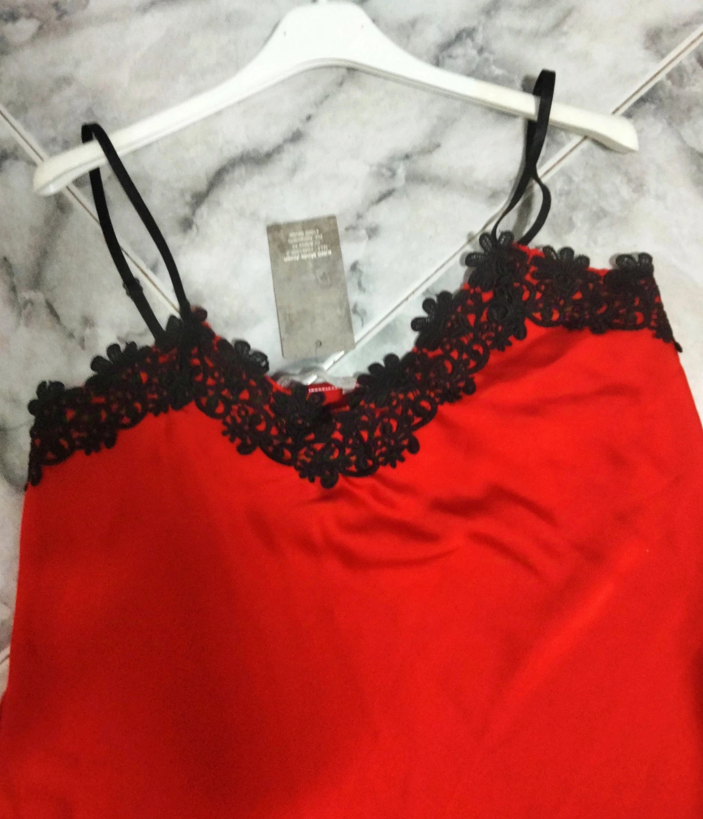 Top lencero rojo pasión con encaje floral negro – Italy Moda – taille L / 40 / 12 2