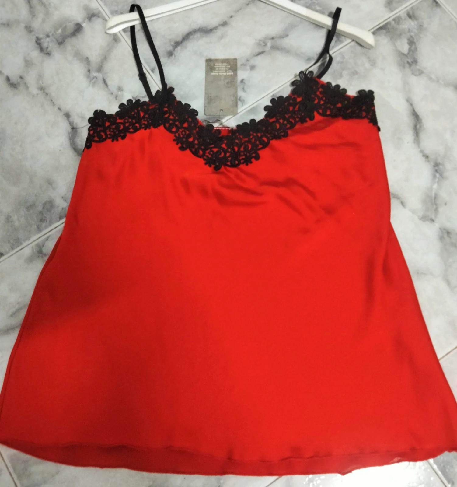Top lencero rojo pasión con encaje floral negro