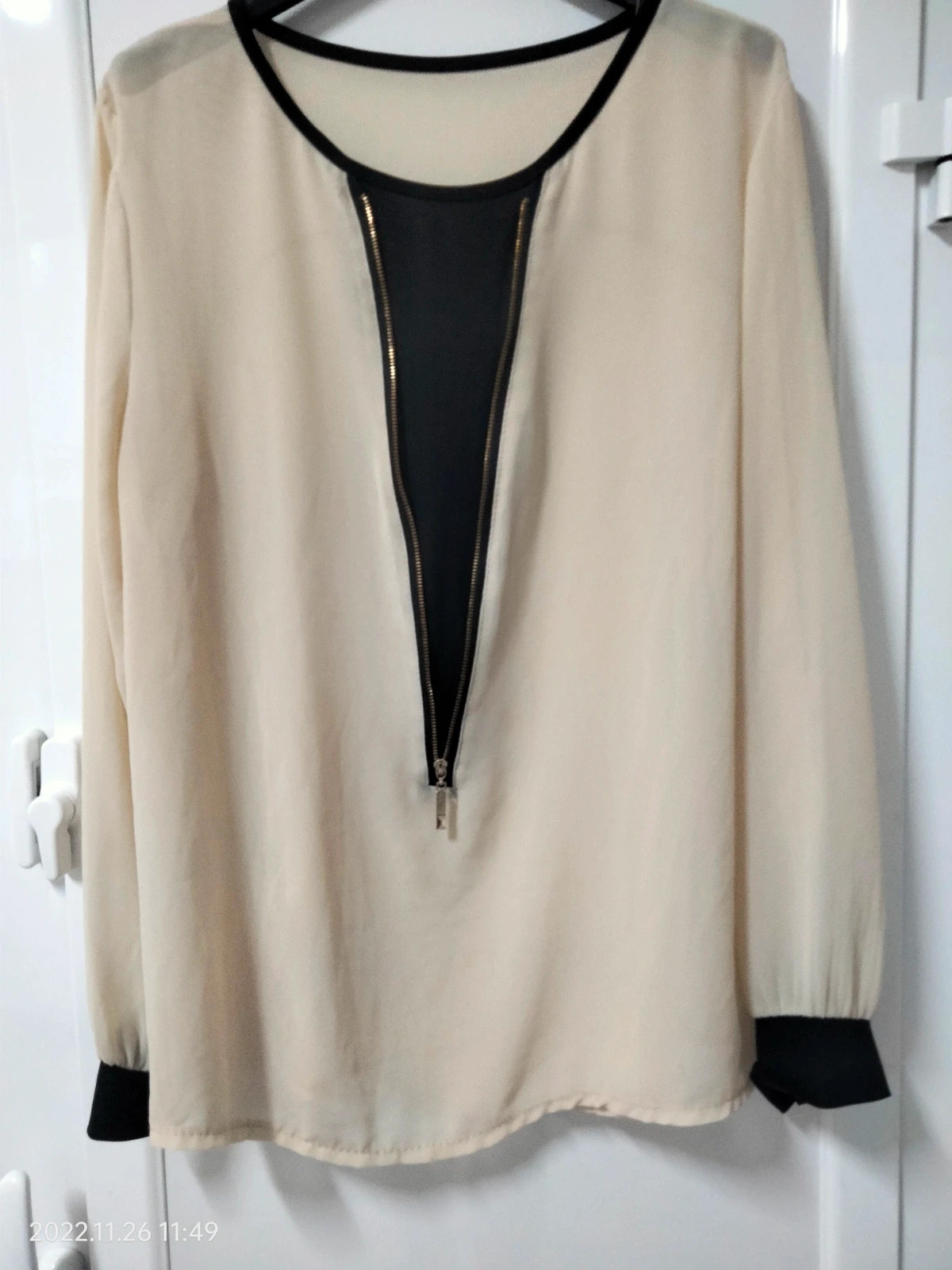Blusa de gasa beige y negra