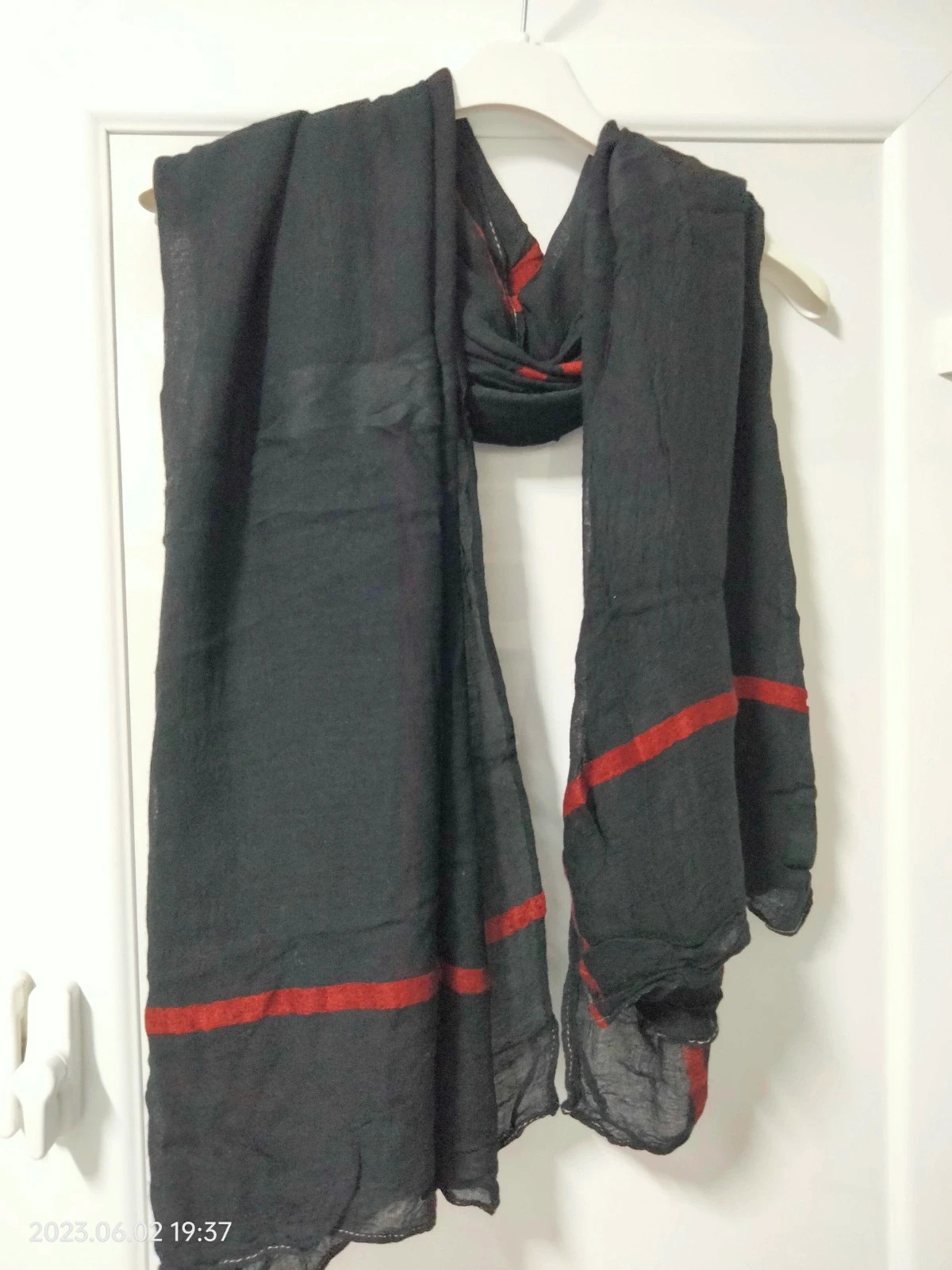 Pañuelo negro y rojo